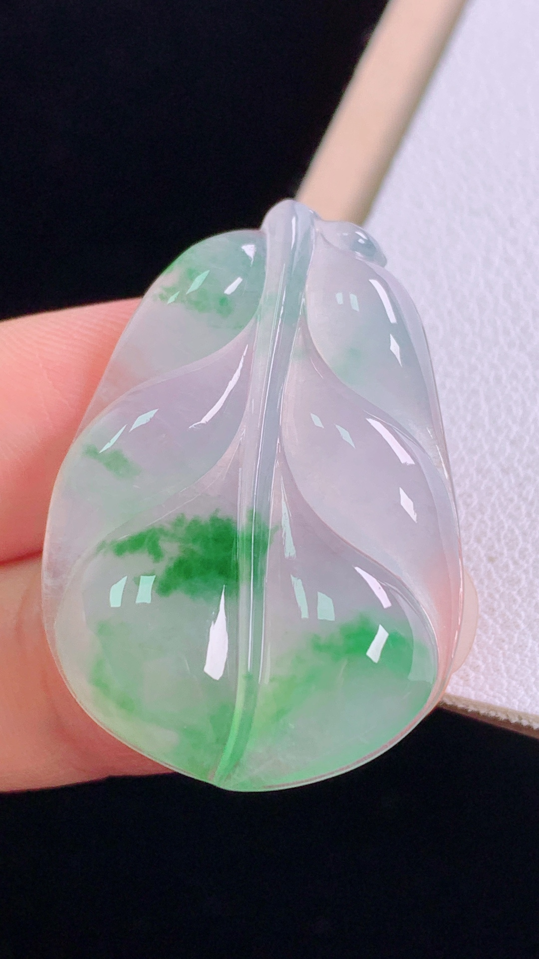 冰飘绿叶子 色泽鲜活，冰清玉洁，无裂，尺寸:32.7-23.1-4.7mm 26