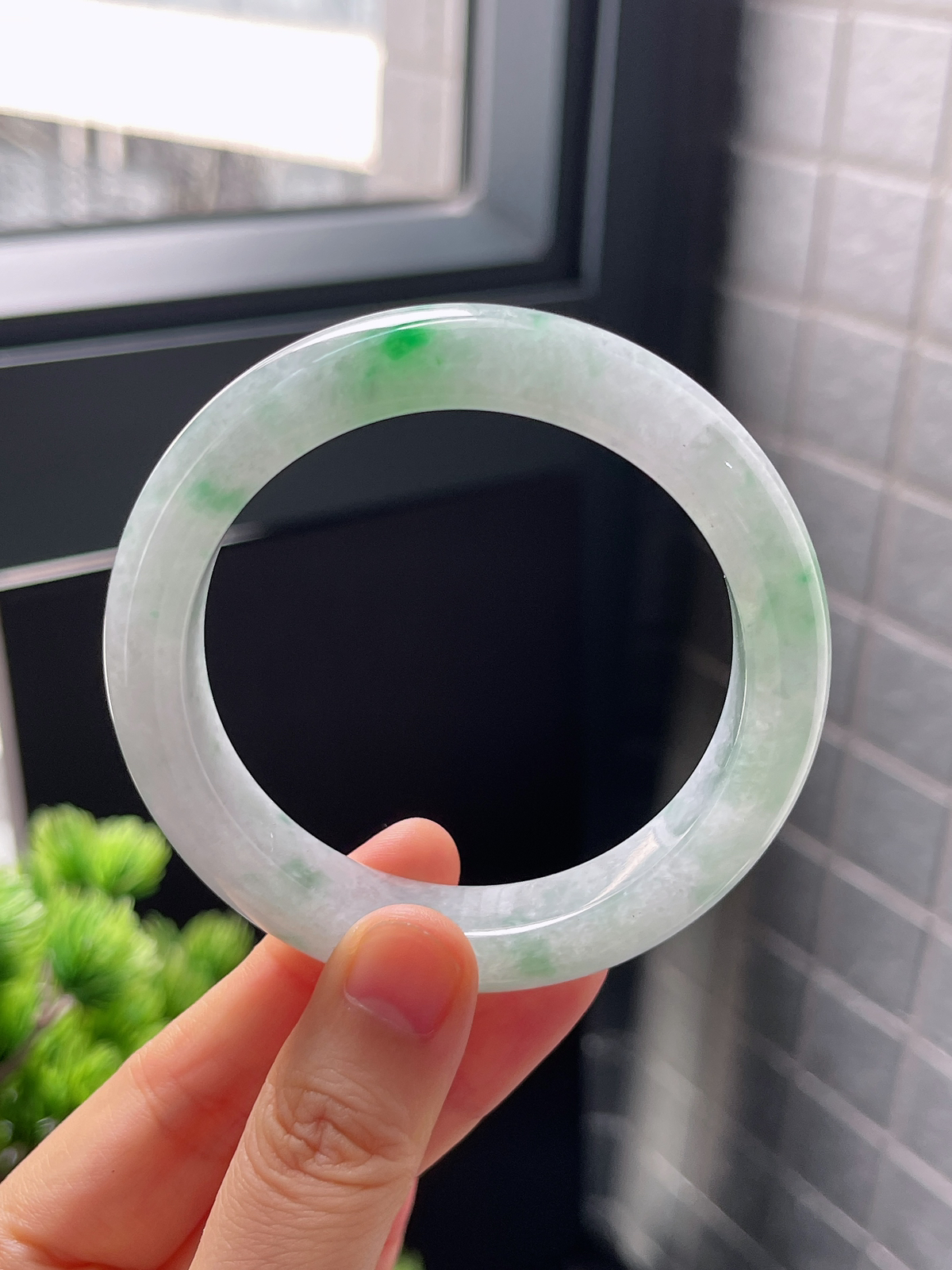 圈口55.4，糯化飘绿正圈翡翠手镯
