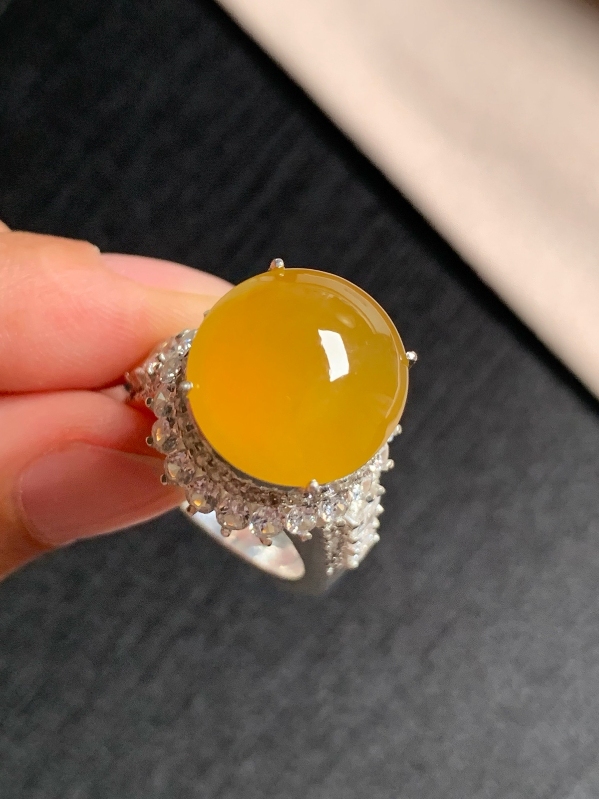 冰黄翡鸽子蛋戒面
无纹裂，种好色好品相好，色泽艳丽明亮，老坑种冰透水灵饱满圆润