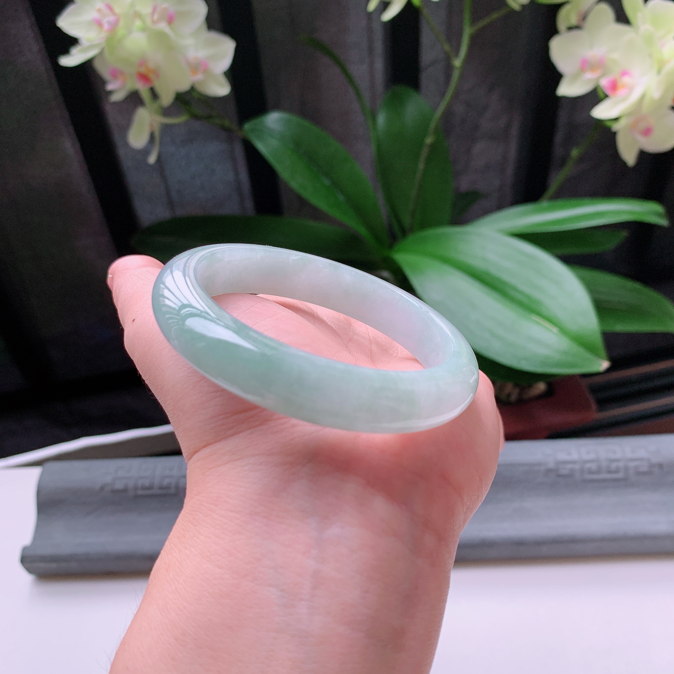 正圈56圈口，天然A货翡翠冰糯种水润飘绿玉手镯，水润秀丽，飘花灵动，种水十足，视觉甜美可人，恰到好处的美，十分高雅耐看，条形优美，上手优雅大方。55.12
