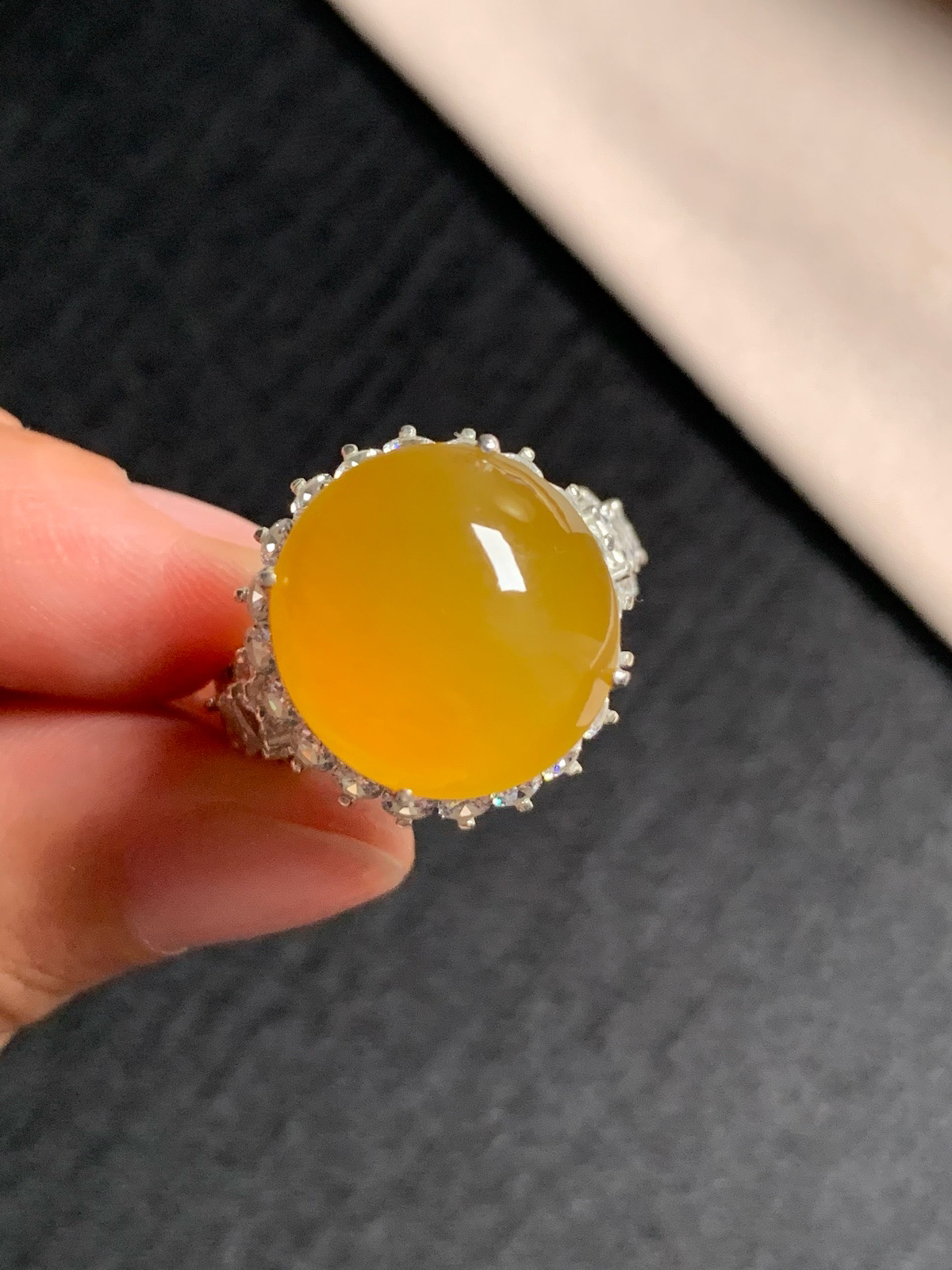 冰黄翡鸽子蛋戒面
无纹裂，种好色好品相好，色泽艳丽明亮，老坑种冰透水灵饱满圆润