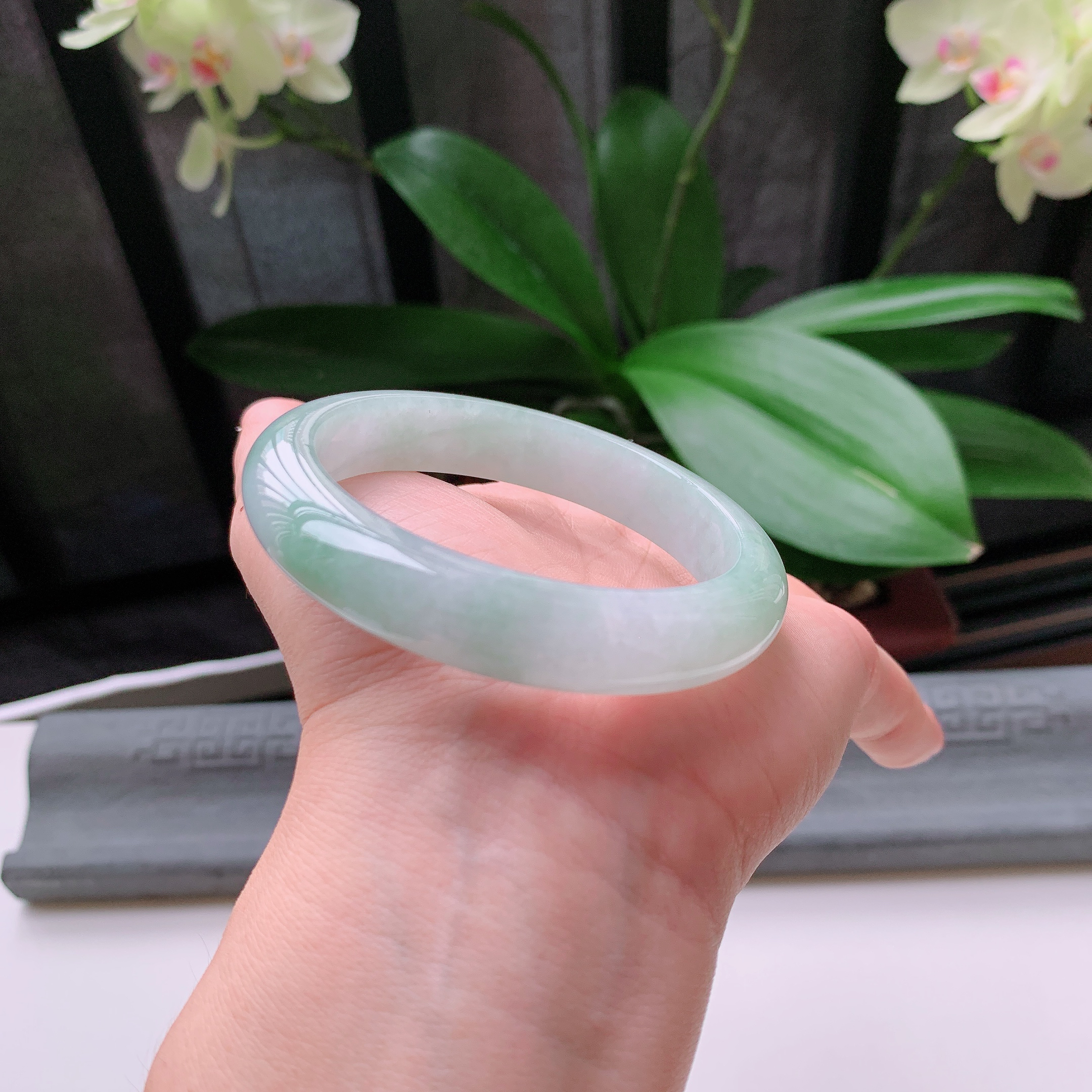 正圈56圈口，天然A货翡翠冰糯种水润飘绿玉手镯，水润秀丽，飘花灵动，种水十足，视觉甜美可人，恰到好处的美，十分高雅耐看，条形优美，上手优雅大方。55.12