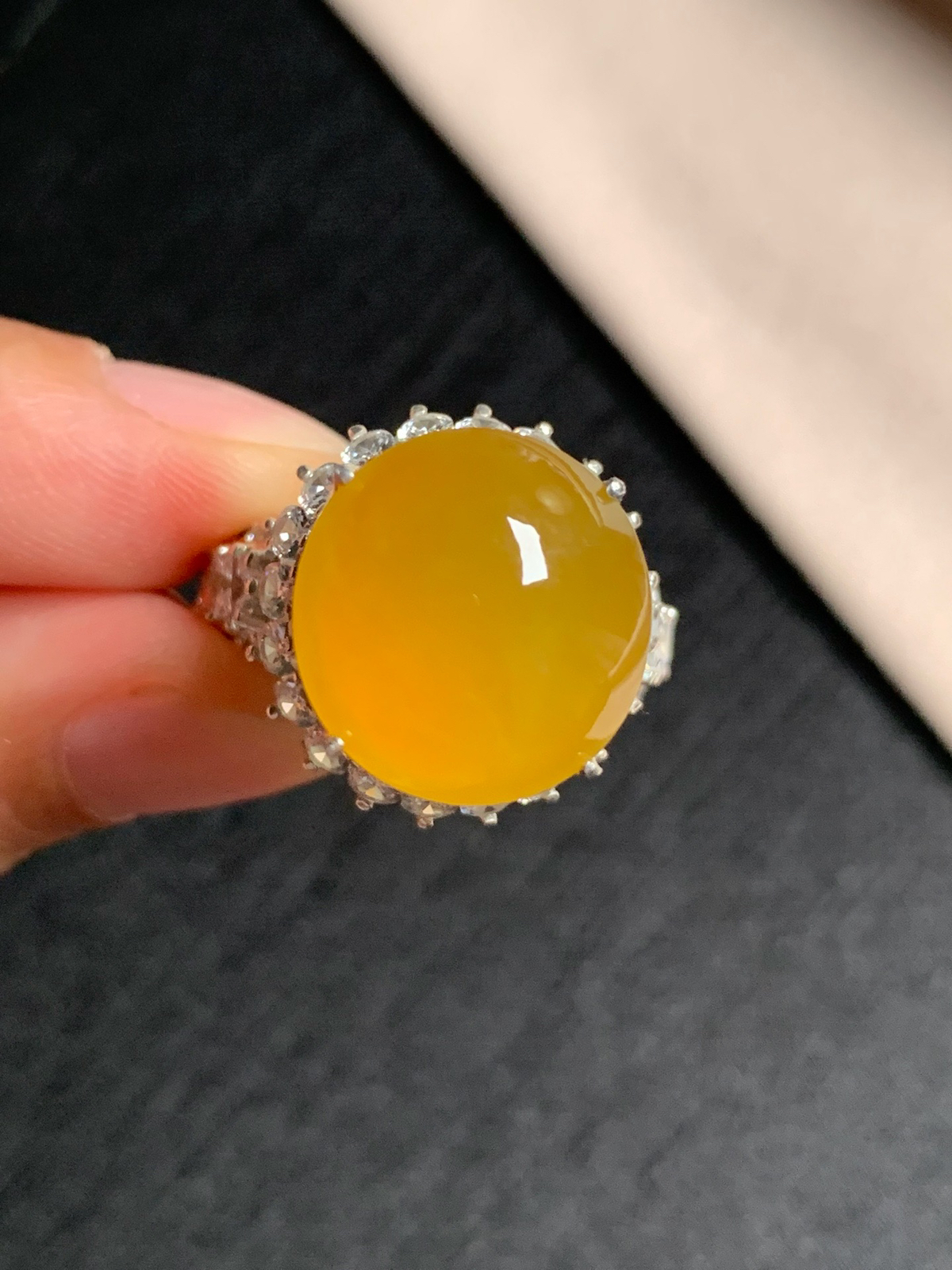冰黄翡鸽子蛋戒面
无纹裂，种好色好品相好，色泽艳丽明亮，老坑种冰透水灵饱满圆润