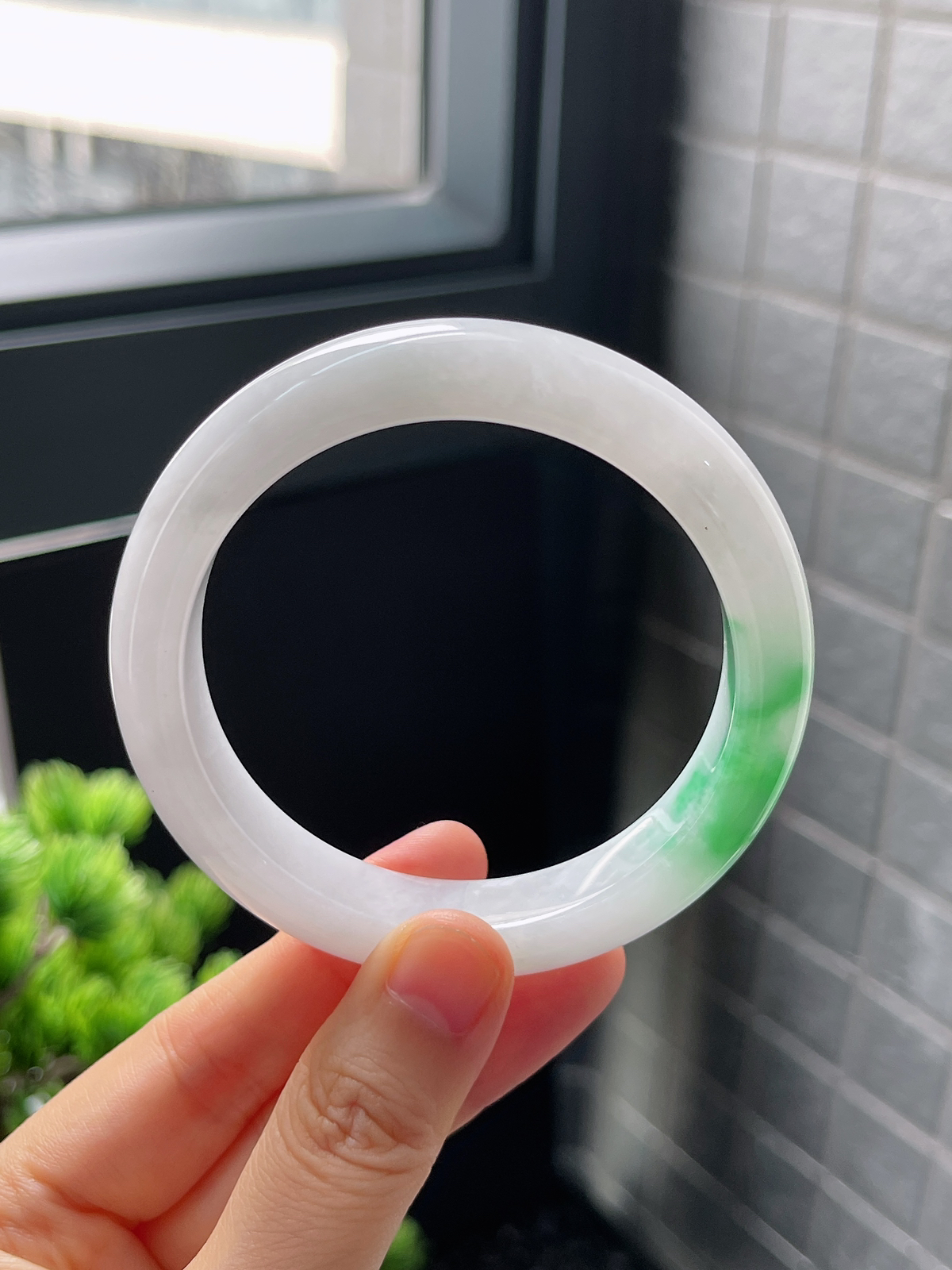圈口56.8，飘阳绿白底青翡翠正圈手镯