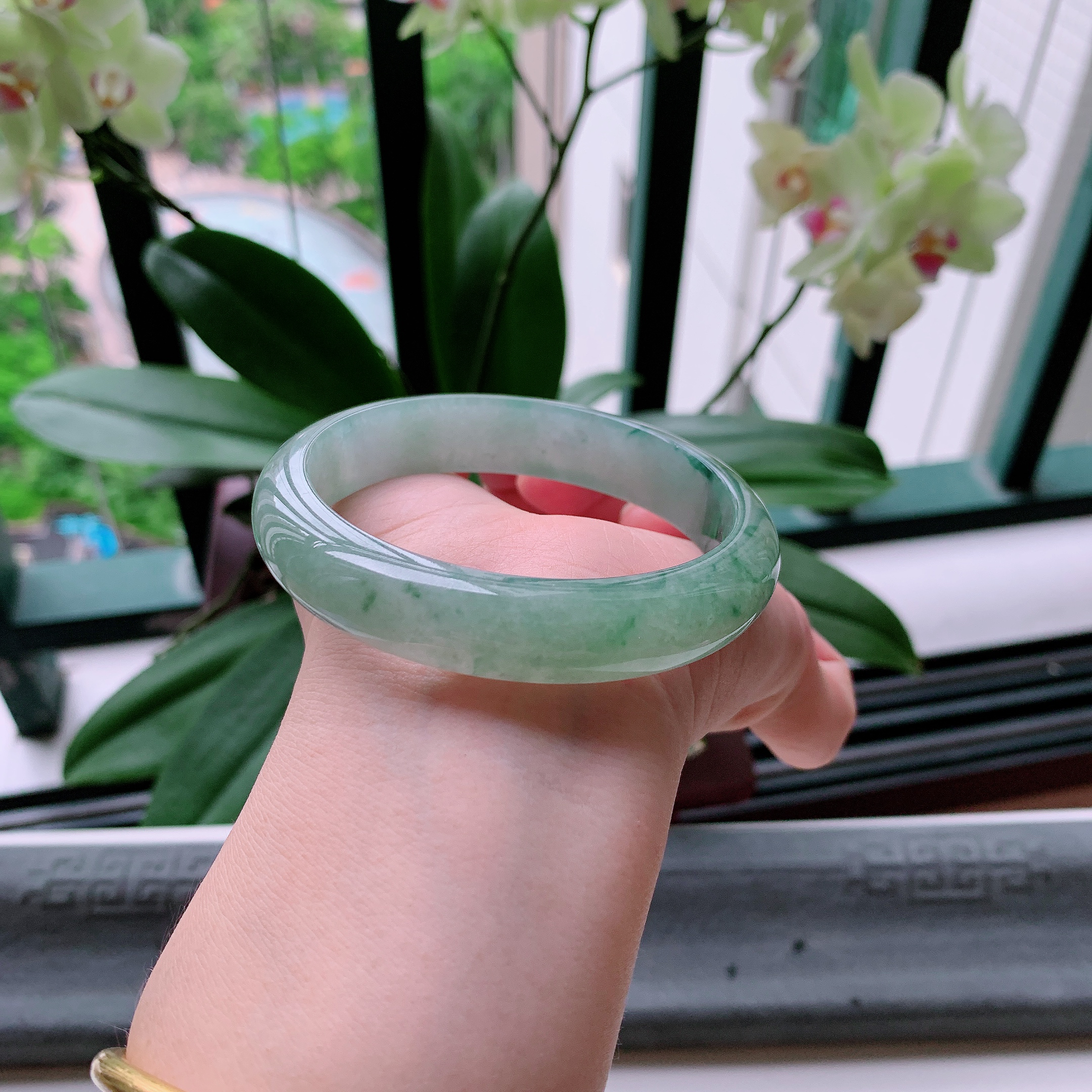 正圈59圈口，天然A货翡翠冰糯种水润飘绿玉手镯，水润秀丽，飘花灵动，种水十足，视觉甜美可人，恰到好处的美，十分高雅耐看，条形优美，上手优雅大方。58.02