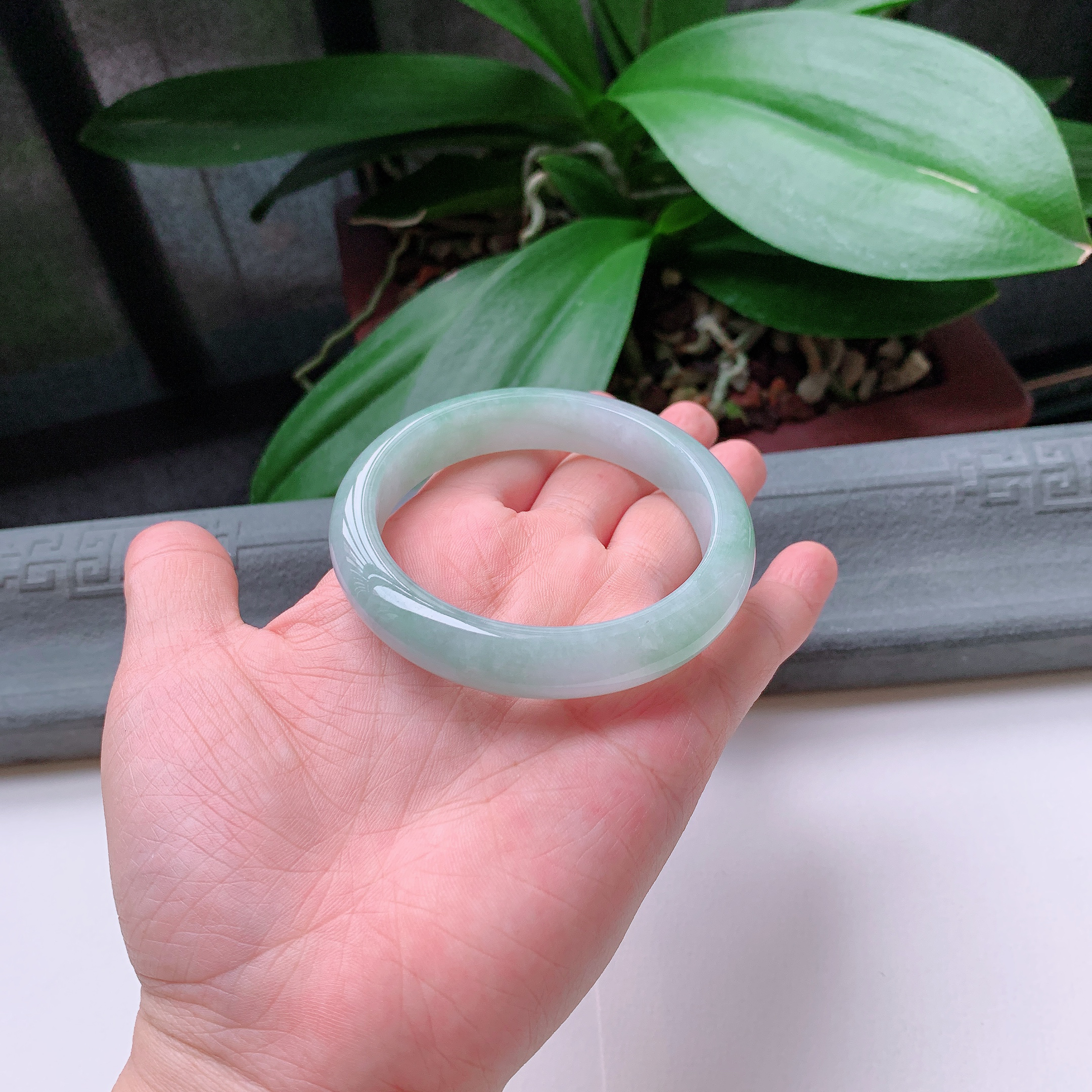 正圈56圈口，天然A货翡翠冰糯种水润飘绿玉手镯，水润秀丽，飘花灵动，种水十足，视觉甜美可人，恰到好处的美，十分高雅耐看，条形优美，上手优雅大方。55.12