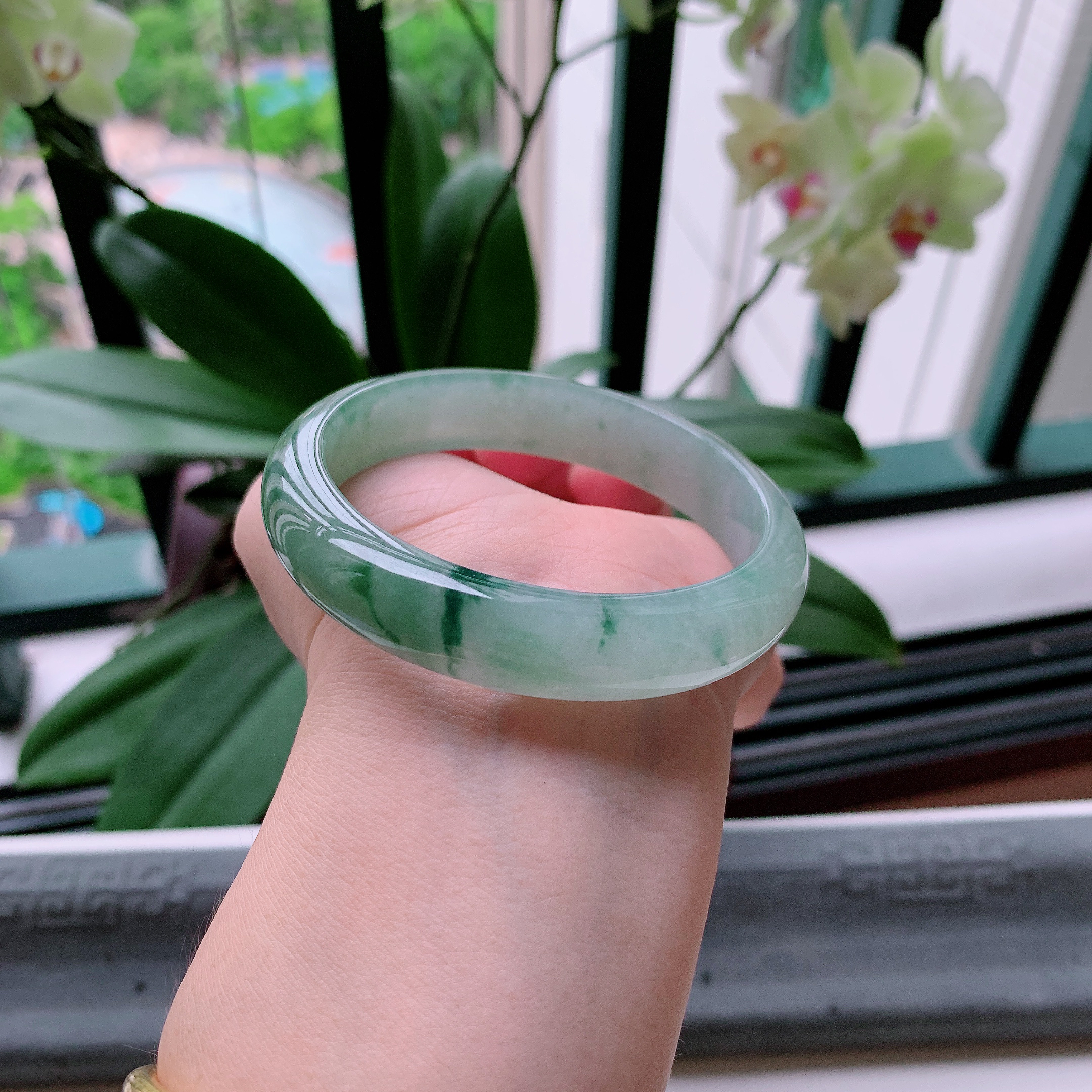 正圈59圈口，天然A货翡翠冰糯种水润飘绿玉手镯，水润秀丽，飘花灵动，种水十足，视觉甜美可人，恰到好