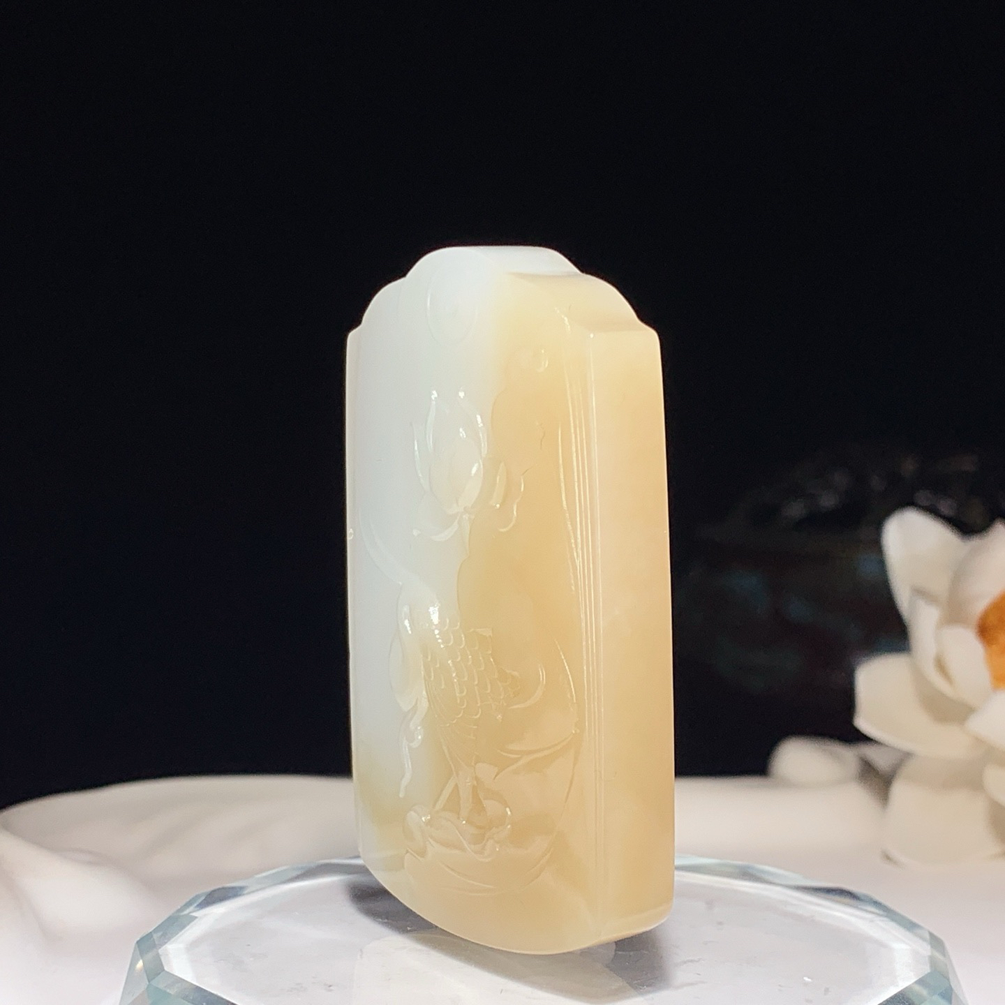 新疆且末糖白玉一路连科挂件 尺寸55/34/9.6重42克。玉质细腻油润。手推出油。佩戴高端典雅。l