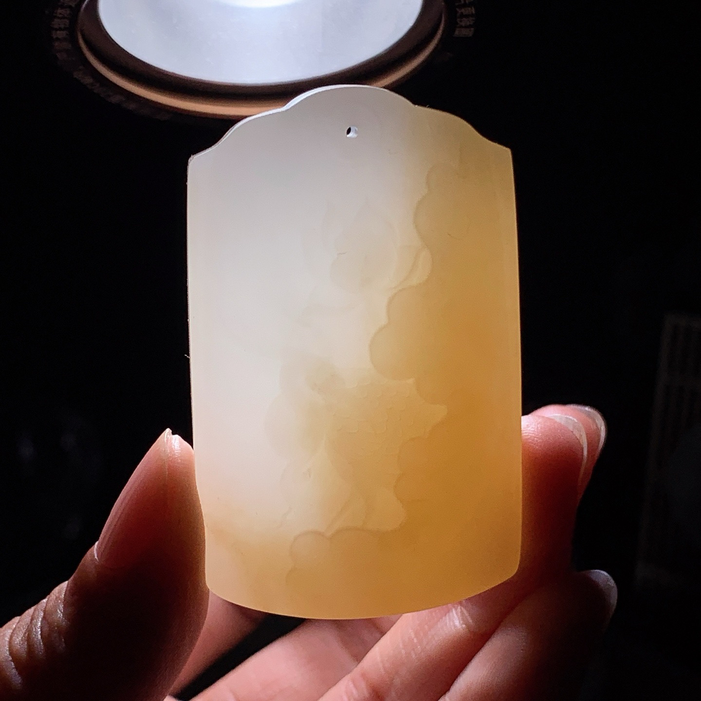 新疆且末糖白玉一路连科挂件 尺寸55/34/9.6重42克。玉质细腻油润。手推出油。佩戴高端典雅。lt260601