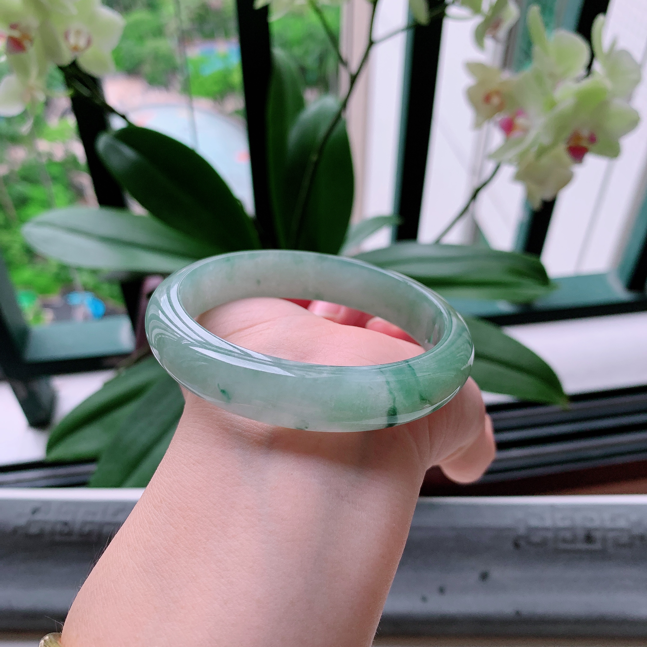 正圈59圈口，天然A货翡翠冰糯种水润飘绿玉手镯，水润秀丽，飘花灵动，种水十足，视觉甜美可人，恰到好处的美，十分高雅耐看，条形优美，上手优雅大方。58.02