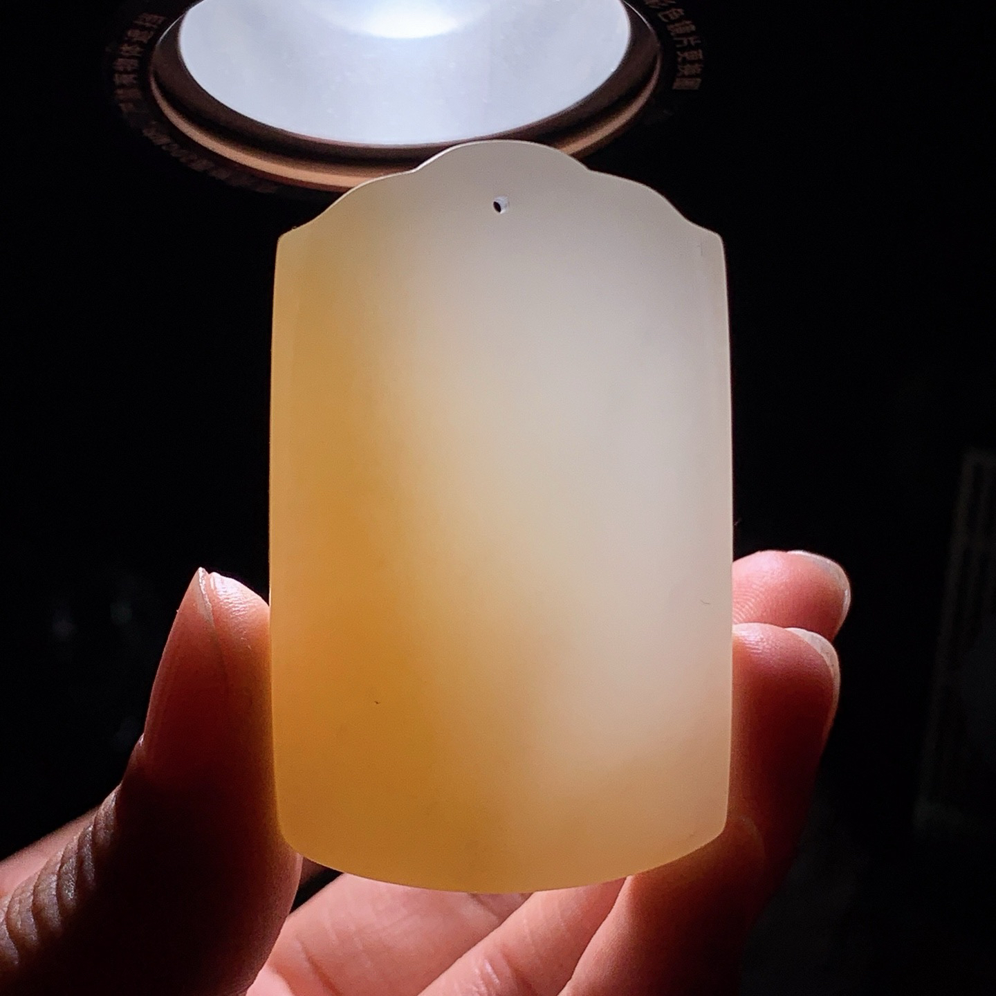 新疆且末糖白玉一路连科挂件 尺寸55/34/9.6重42克。玉质细腻油润。手推出油。佩戴高端典雅。lt260601