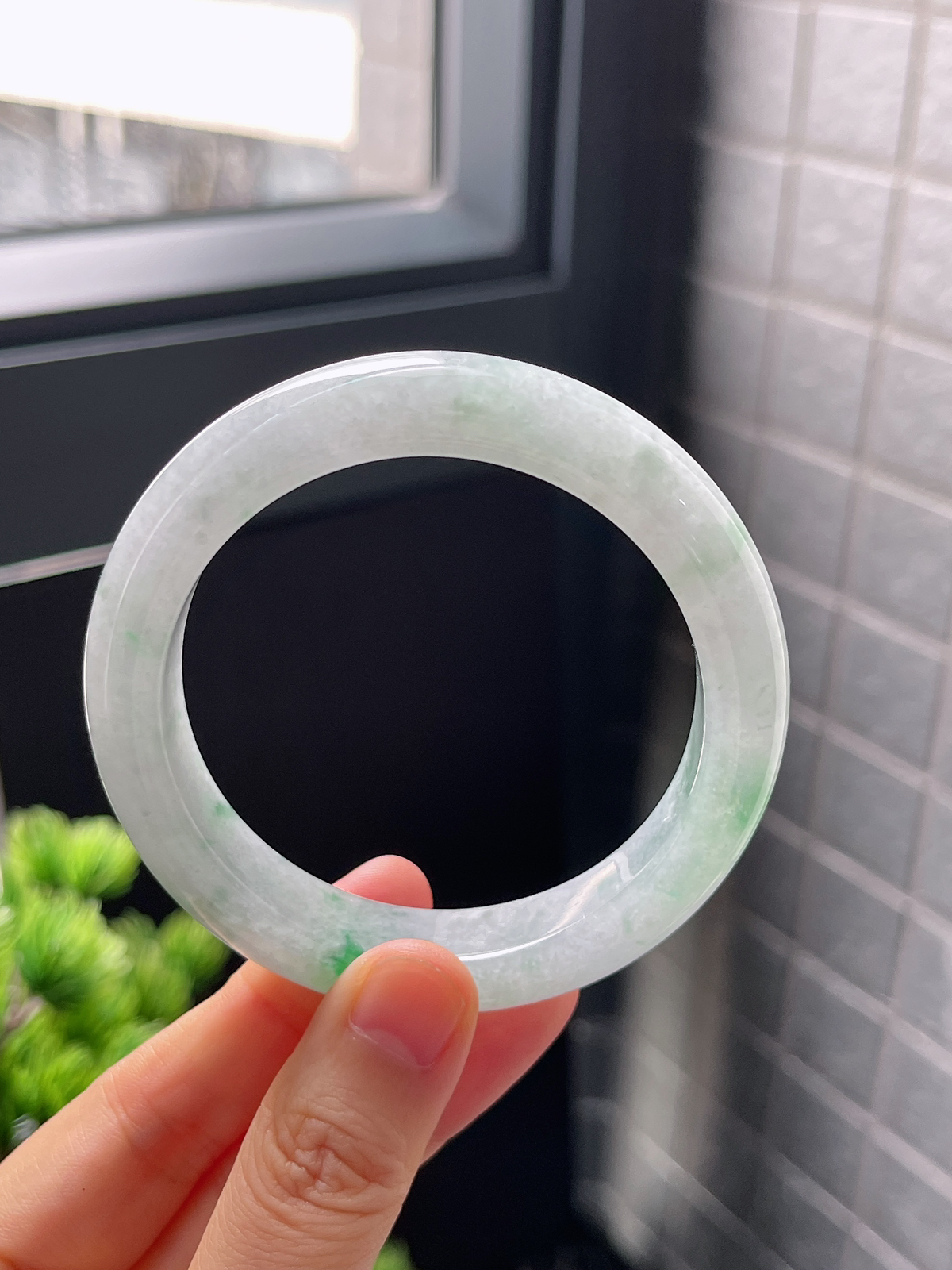 圈口55.4，糯化飘绿正圈翡翠手镯