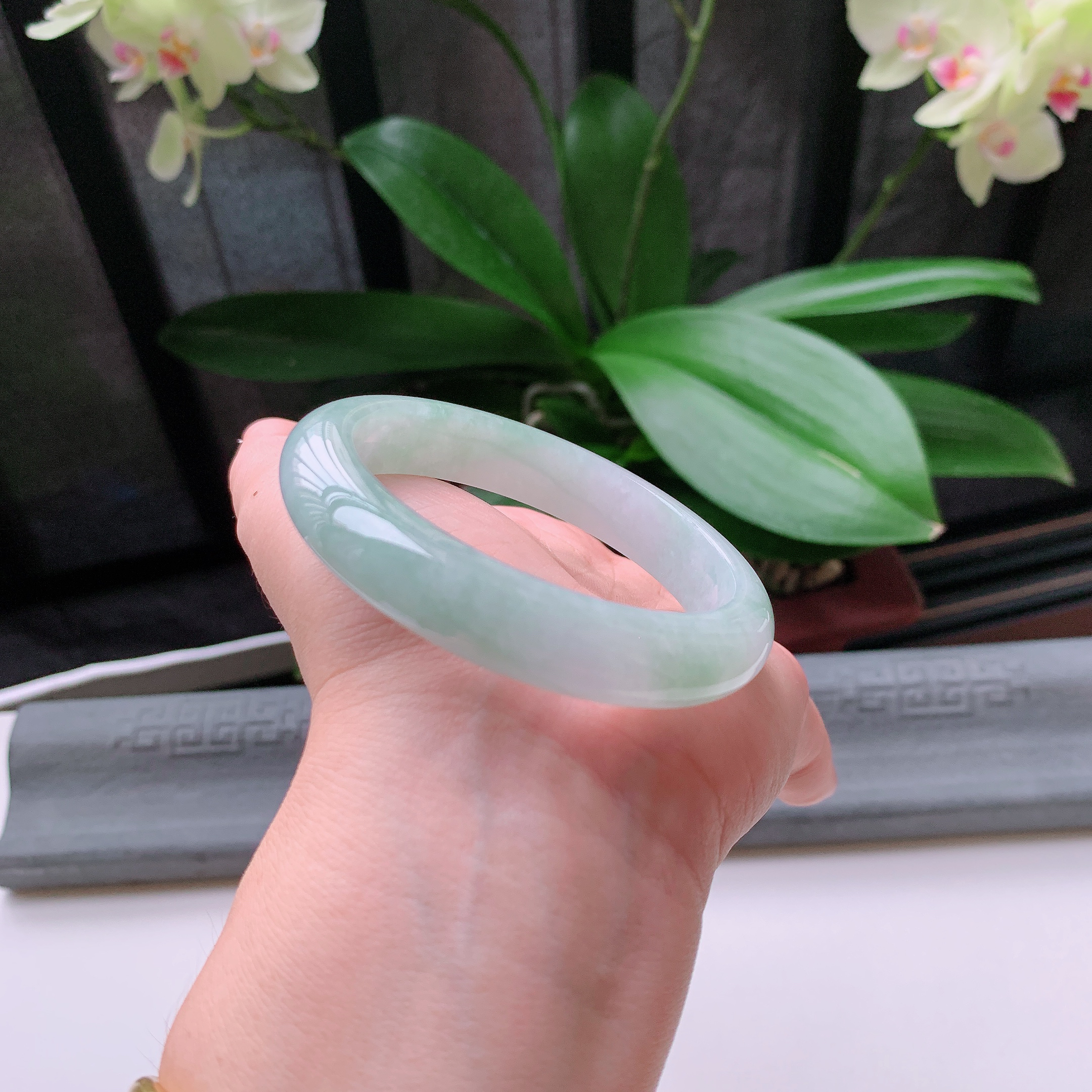 正圈56圈口，天然A货翡翠冰糯种水润飘绿玉手镯，水润秀丽，飘花灵动，种水十足，视觉甜美可人，恰到好