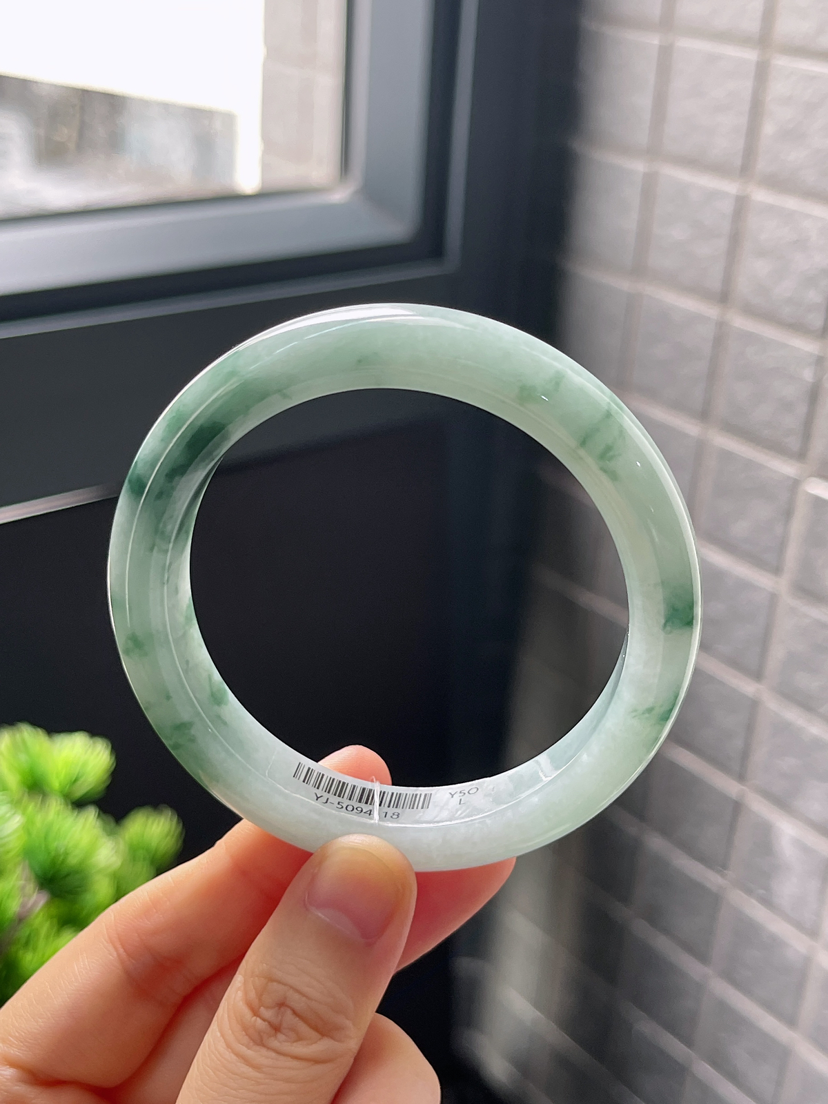正圈56.2圈口，翡翠糯化种飘绿手镯