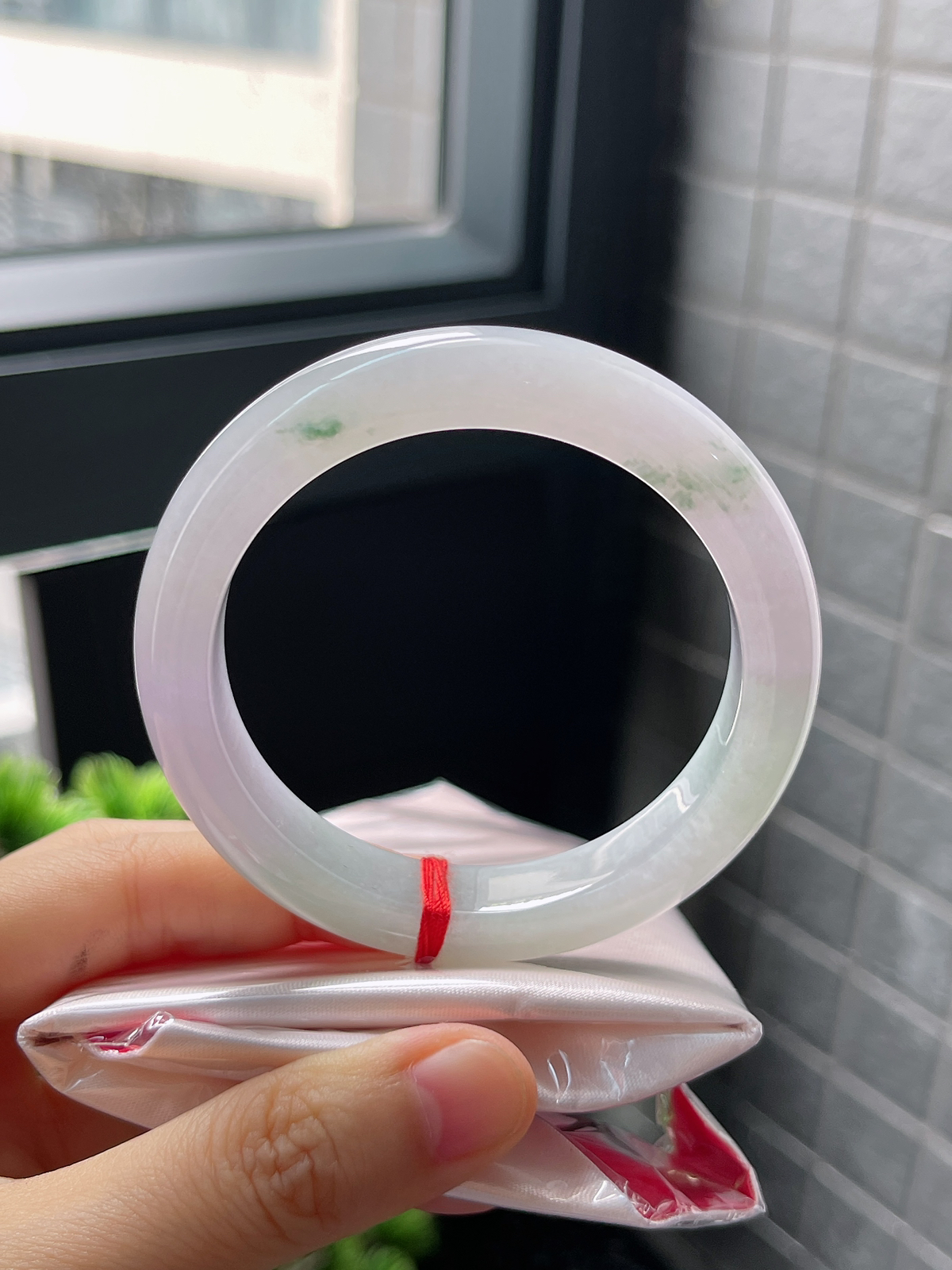 圈口54.5，冰糯春带彩飘花翡翠正圈手镯小纹裂不明显可忽略