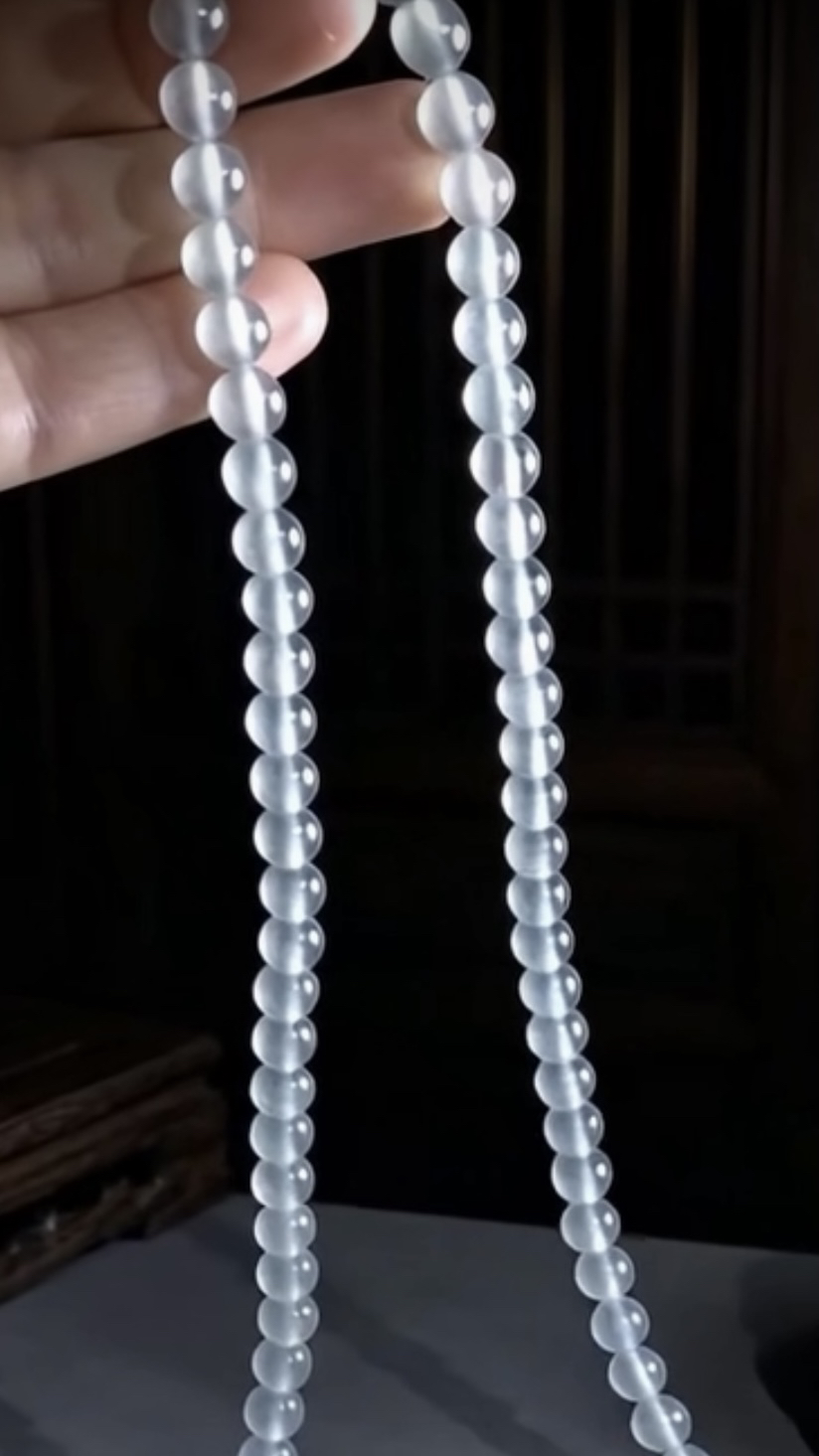 白冰珠链项链，直径约7.2mm，80粒玉珠，
一粒18K金+南非钻镶嵌配珠，
53.6g，总长约560mm，