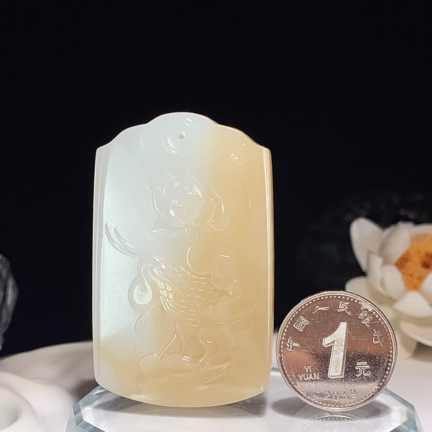 新疆且末糖白玉一路连科挂件 尺寸55/34/9.6重42克。玉质细腻油润。手推出油。佩戴高端典雅。lt260601