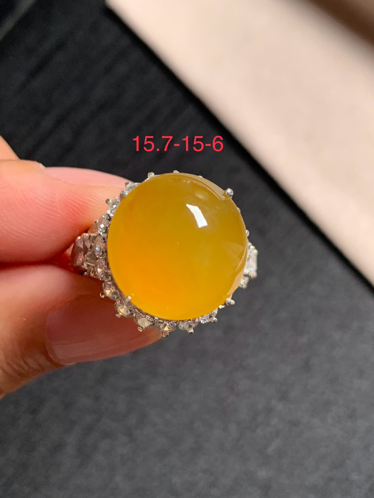 冰黄翡鸽子蛋戒面
无纹裂，种好色好品相好，色泽艳丽明亮，老坑种冰透水灵饱满圆润