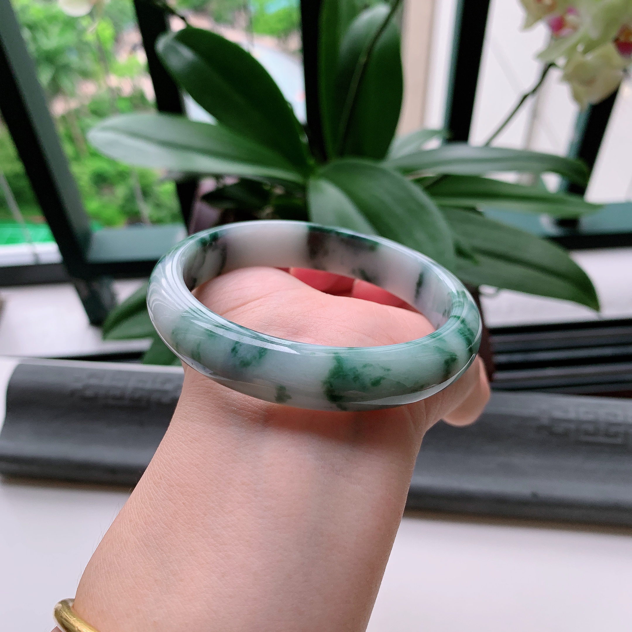 正圈62大圈口，天然A货翡翠冰糯种水润飘绿玉手镯，水润秀丽，飘花灵动，种水十足，视觉甜美可人，恰到好处的美，十分高雅耐看，条形优美，上手优雅大方。61.82