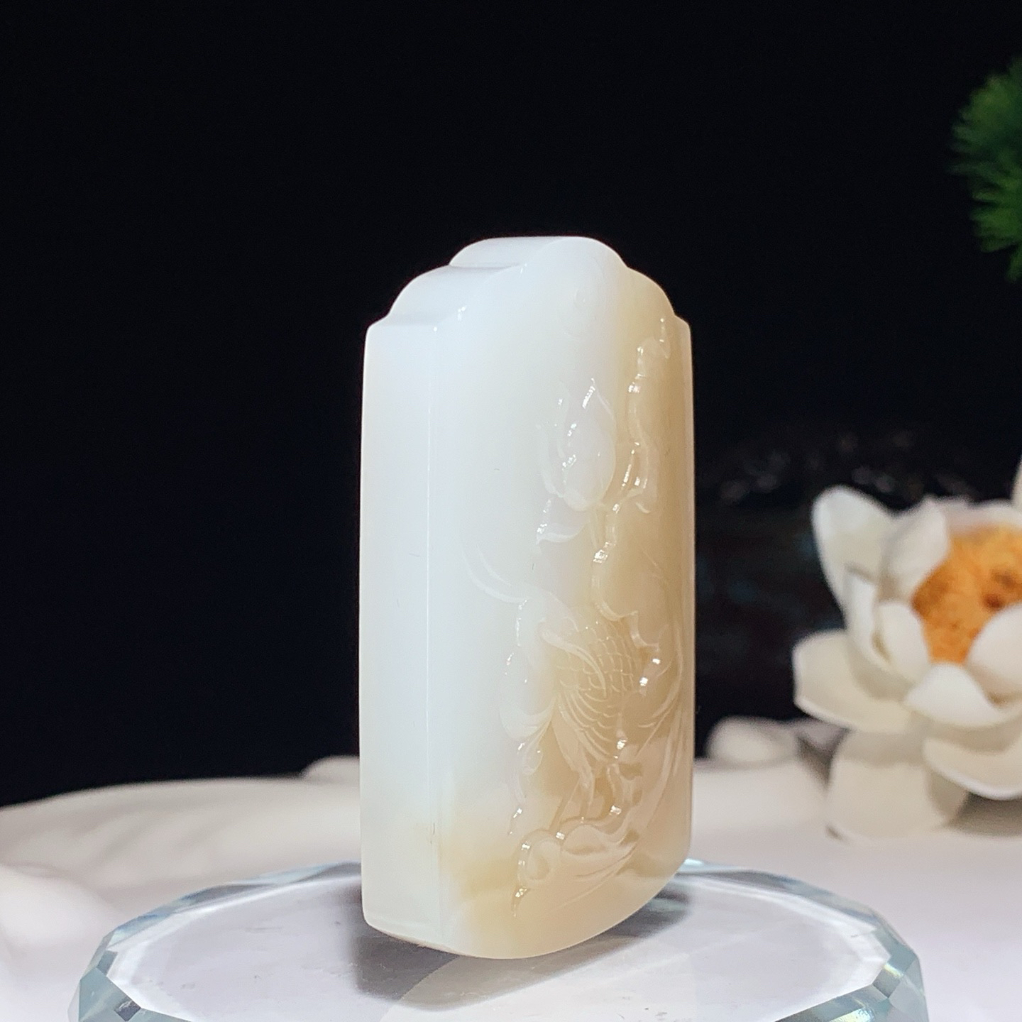 新疆且末糖白玉一路连科挂件 尺寸55/34/9.6重42克。玉质细腻油润。手推出油。佩戴高端典雅。lt260601