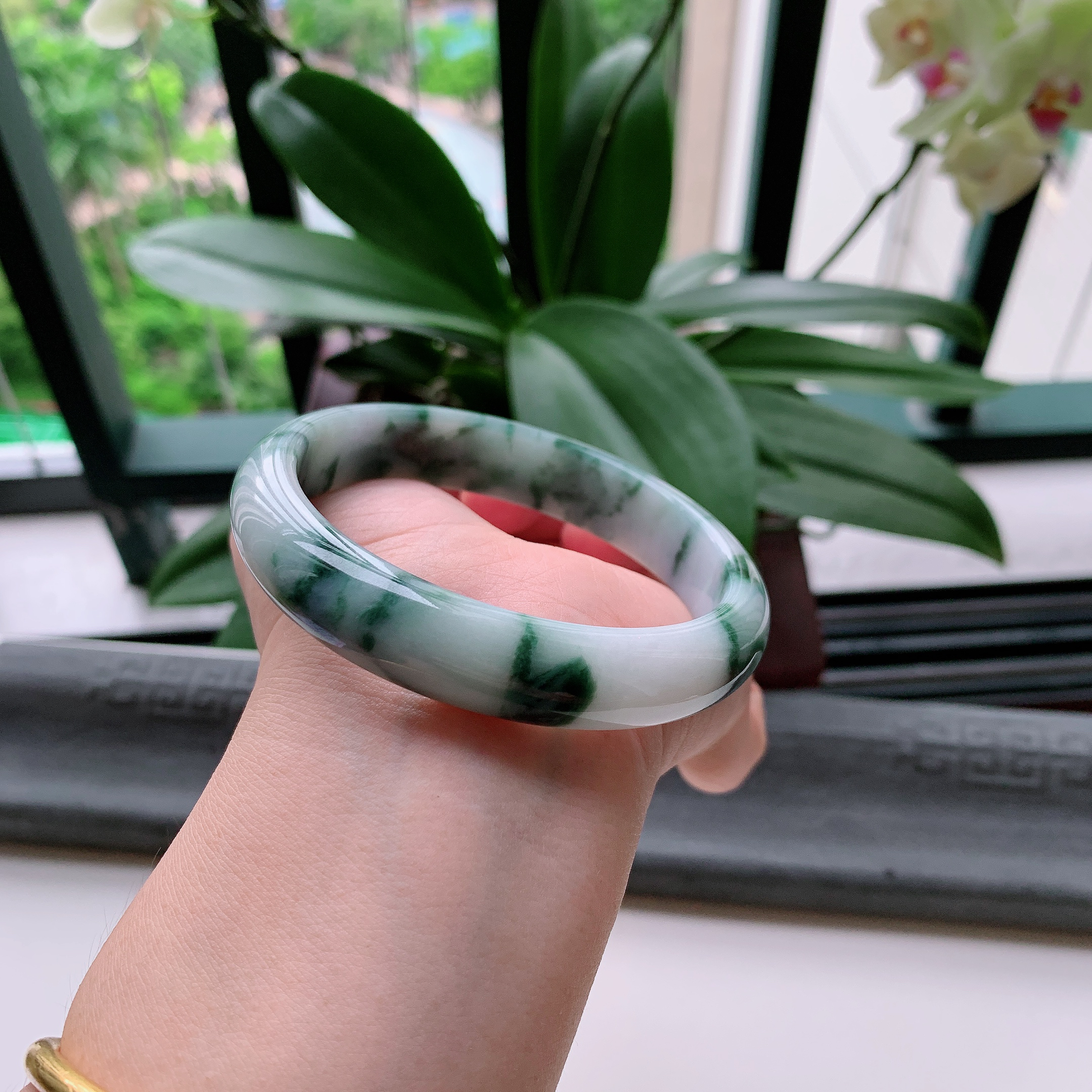 正圈62大圈口，天然A货翡翠冰糯种水润飘绿玉手镯，水润秀丽，飘花灵动，种水十足，视觉甜美可人，恰到好处的美，十分高雅耐看，条形优美，上手优雅大方。61.82