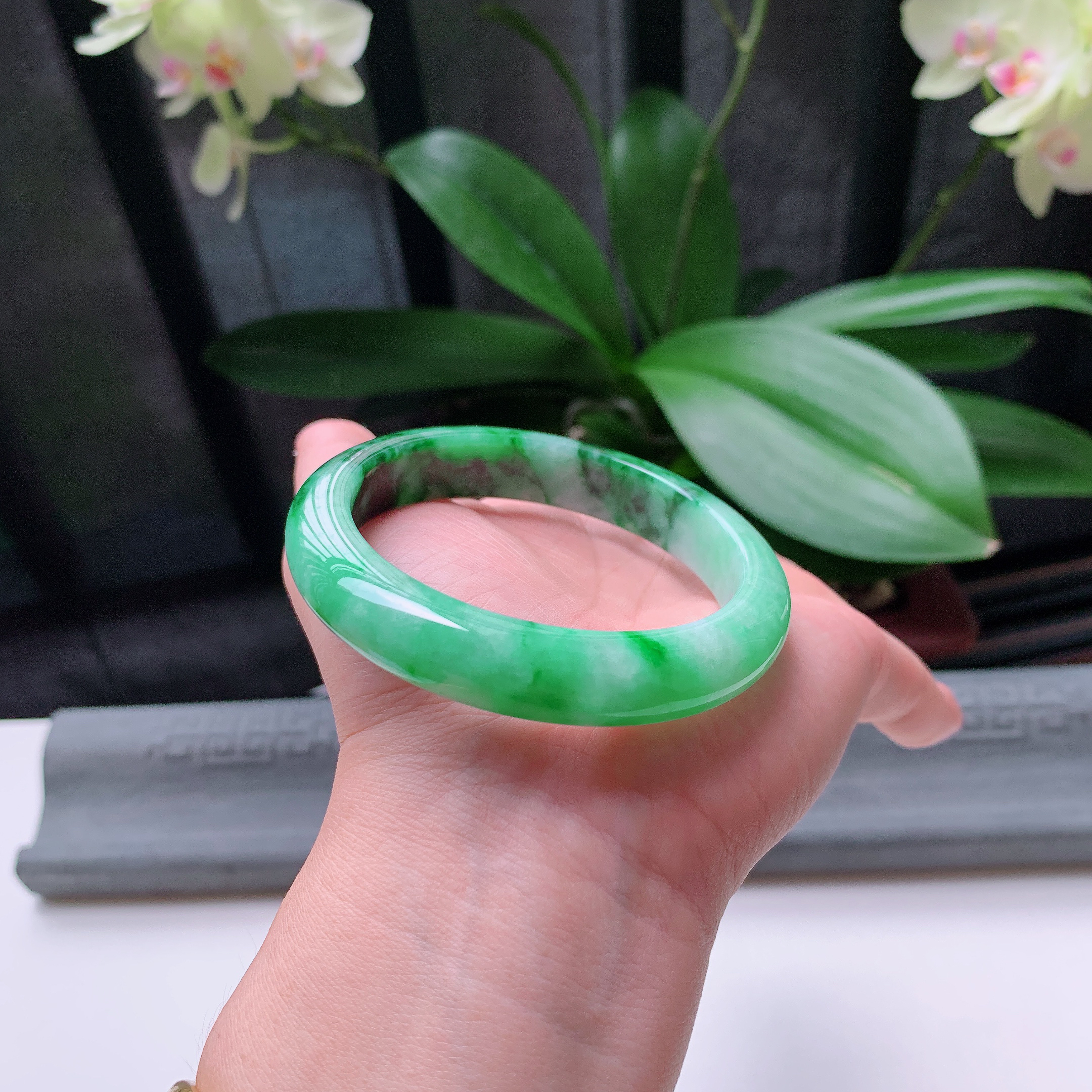 正圈57圈口，天然A货翡翠冰糯种水润飘绿玉手镯，水润秀丽，飘花灵动，种水十足，视觉甜美可人，恰到好处的美，十分高雅耐看，条形优美，上手优雅大方。56.96