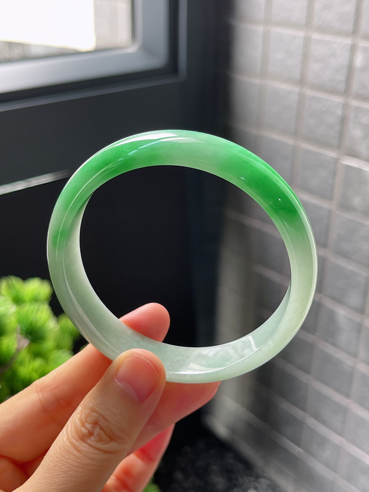 圈口58，糯化飘阳绿正圈翡翠手镯