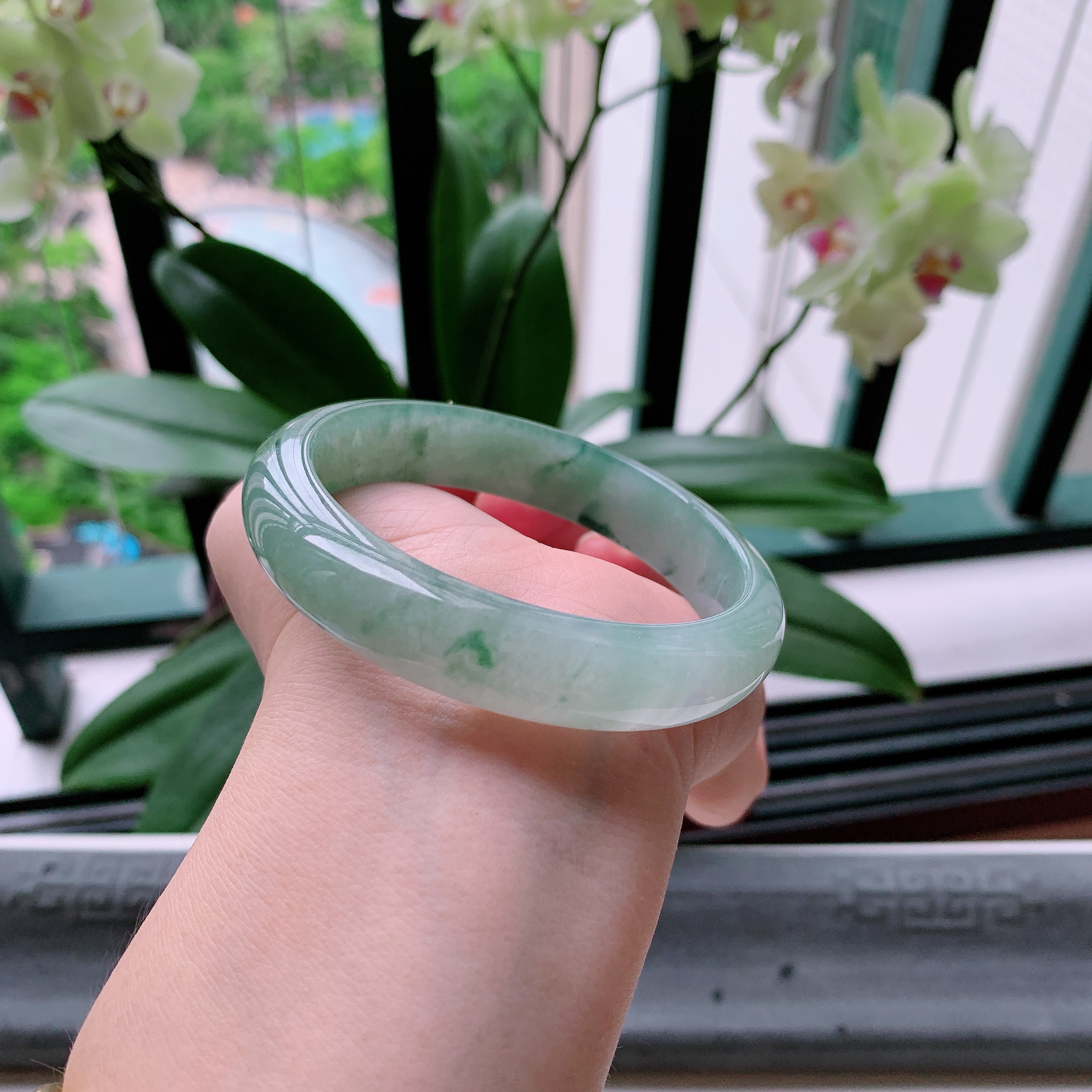 正圈59圈口，天然A货翡翠冰糯种水润飘绿玉手镯，水润秀丽，飘花灵动，种水十足，视觉甜美可人，恰到好处的美，十分高雅耐看，条形优美，上手优雅大方。58.02