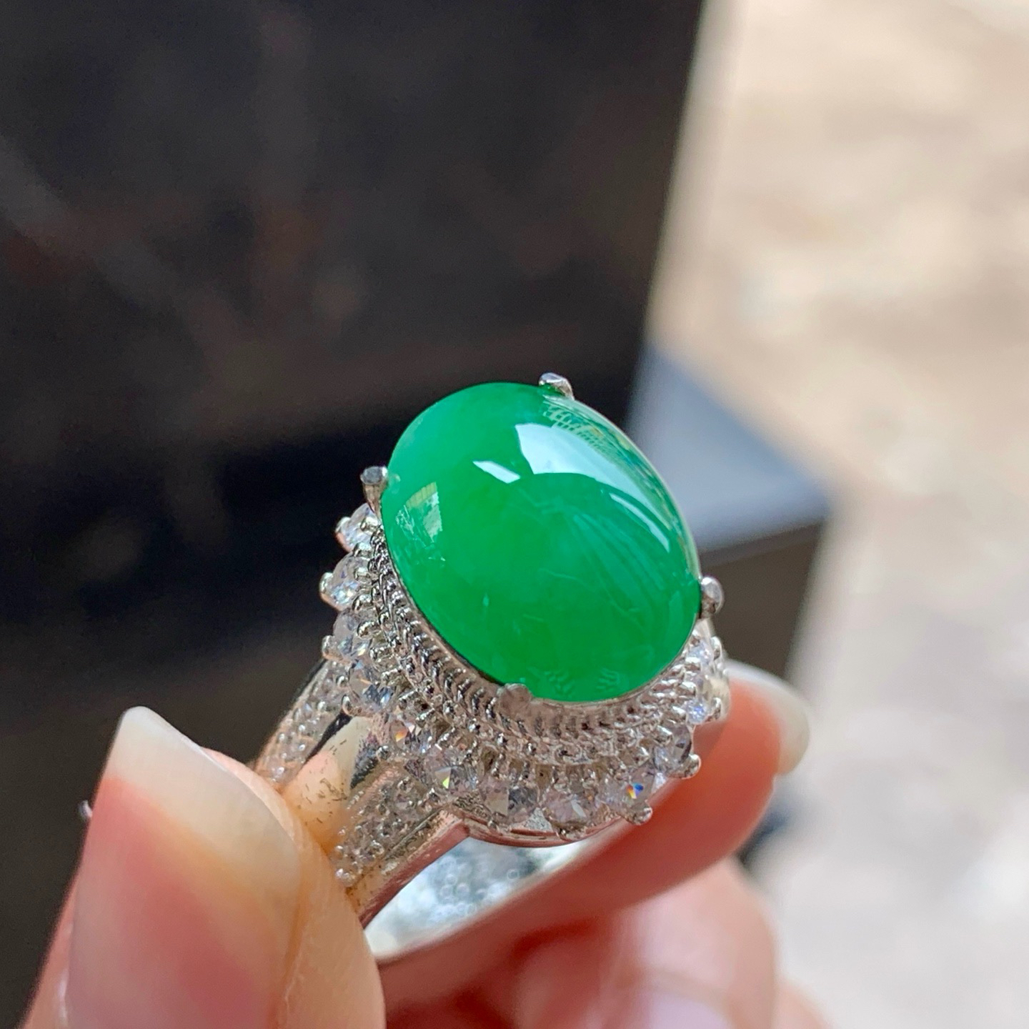 绿色戒面^_^鲜艳 玉质温润  铜托