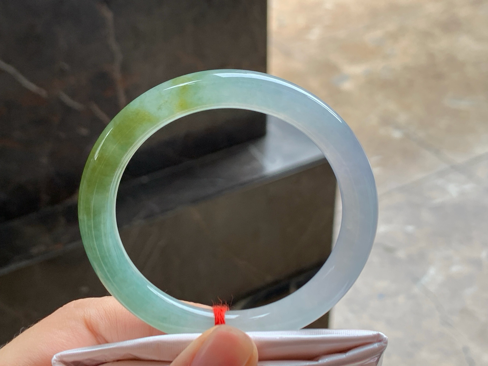 52-8.3
橄榄绿圆条手镯^_^底子干净 颜色特别 种水好