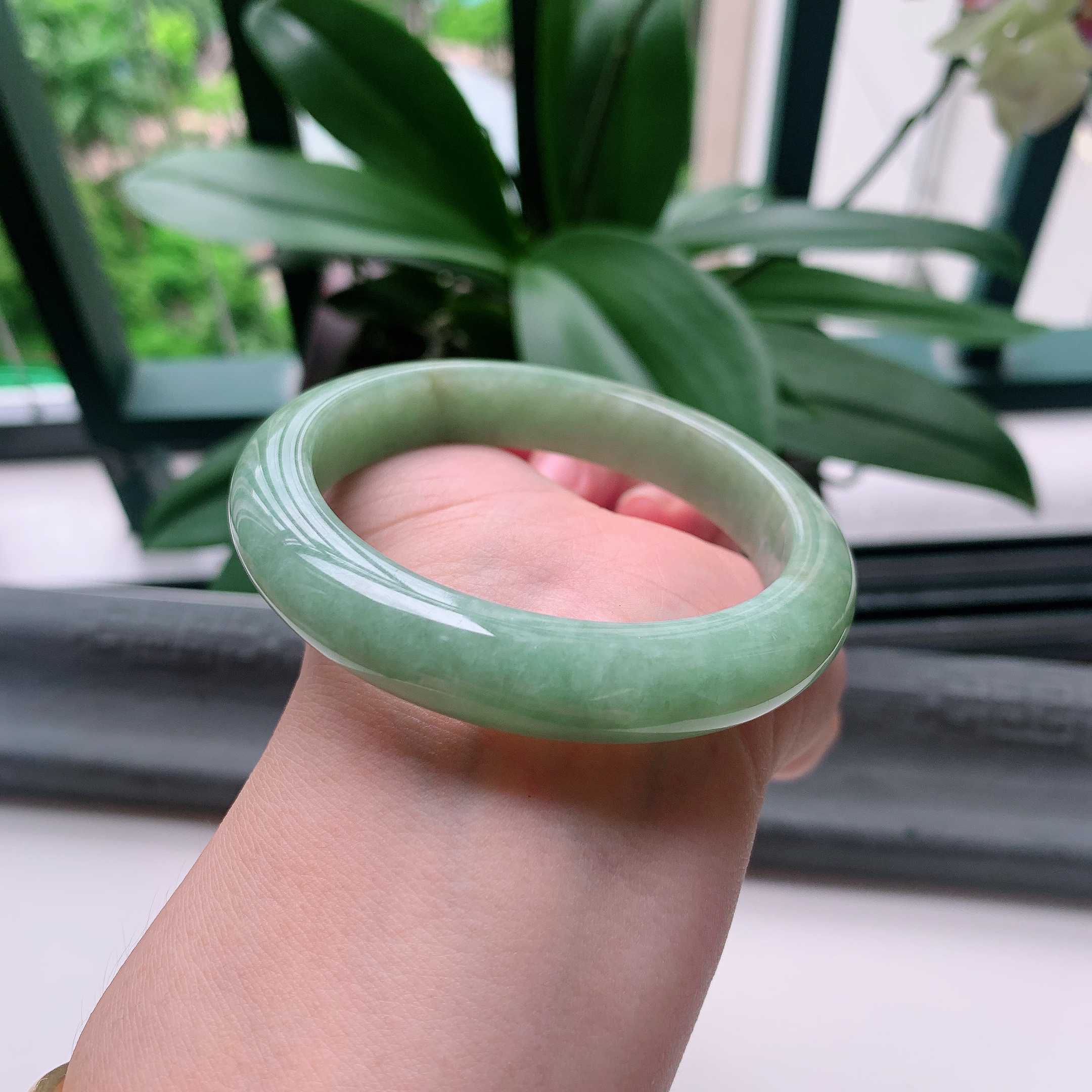 正圈55圈口，天然A货翡翠冰糯种水润飘绿玉手镯，水润秀丽，飘花灵动，种水十足，视觉甜美可人，恰到好处的美，十分高雅耐看，条形优美，上手优雅大方。56.09