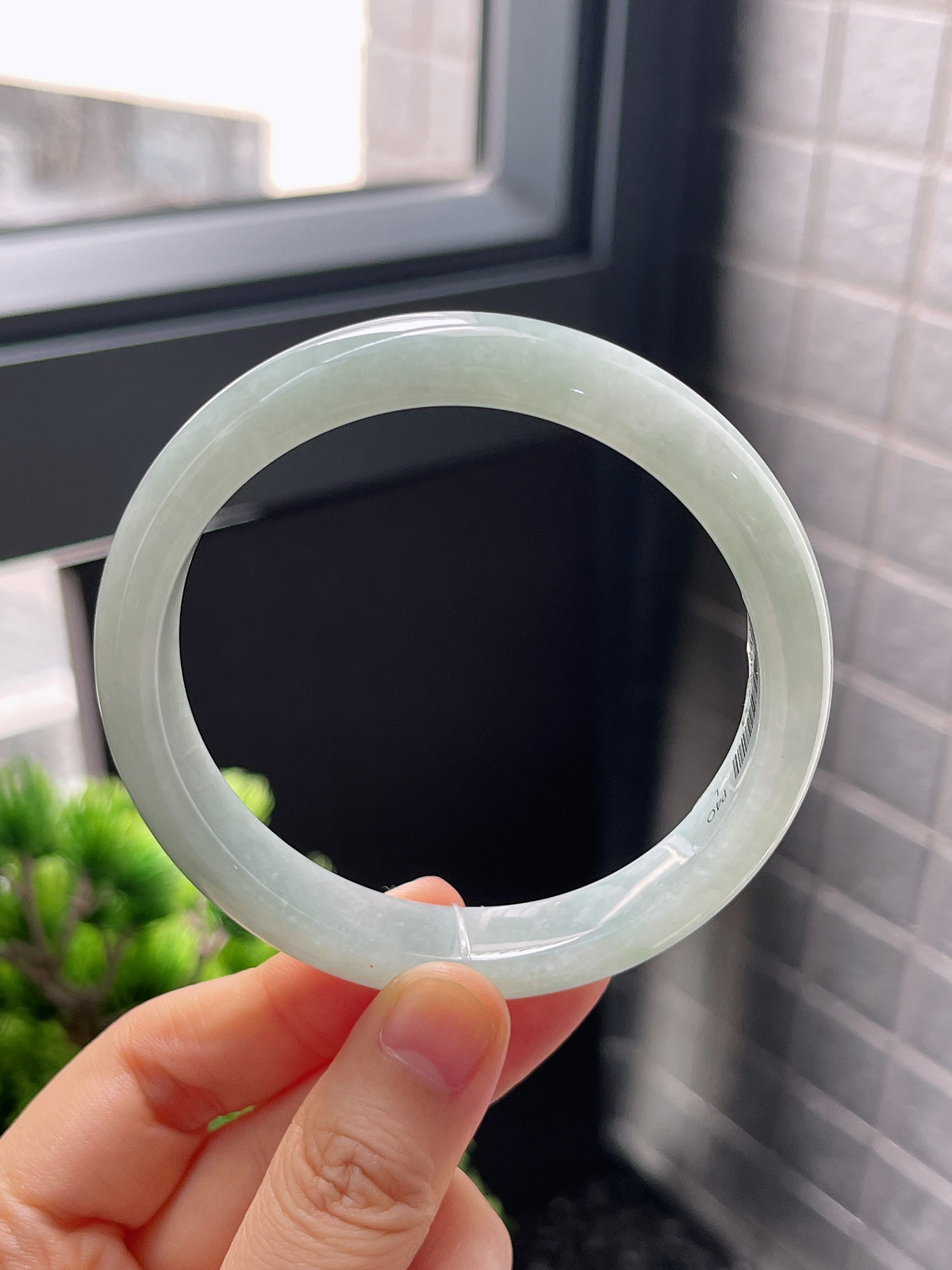 正圈60圈口，翡翠糯化种淡绿色手镯