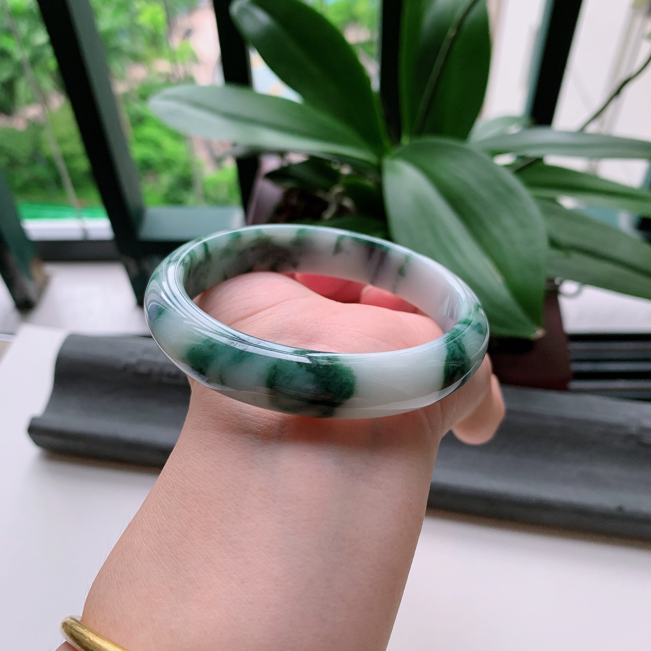 正圈62大圈口，天然A货翡翠冰糯种水润飘绿玉手镯，水润秀丽，飘花灵动，种水十足，视觉甜美可人，恰到好处的美，十分高雅耐看，条形优美，上手优雅大方。61.82