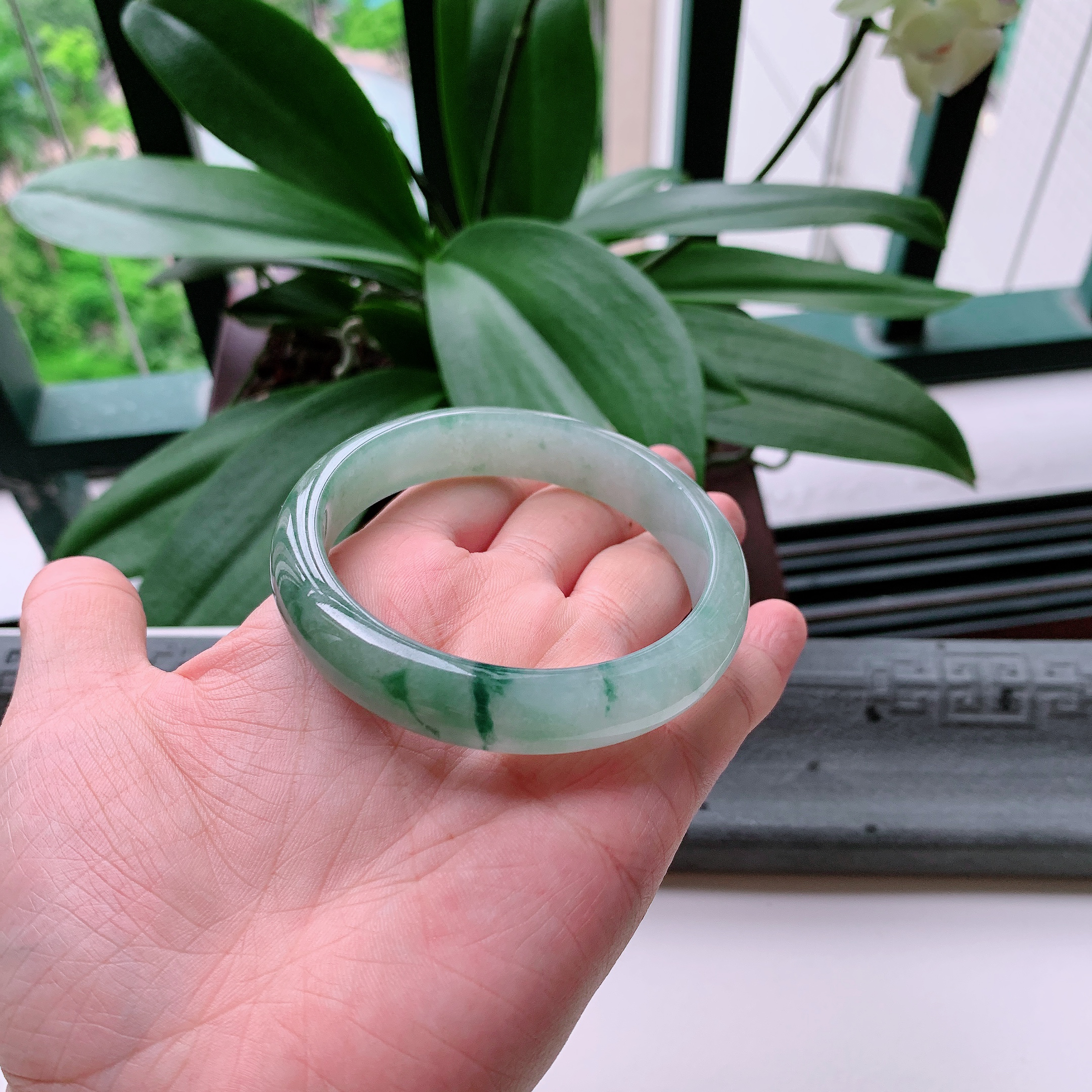 正圈59圈口，天然A货翡翠冰糯种水润飘绿玉手镯，水润秀丽，飘花灵动，种水十足，视觉甜美可人，恰到好处的美，十分高雅耐看，条形优美，上手优雅大方。58.02