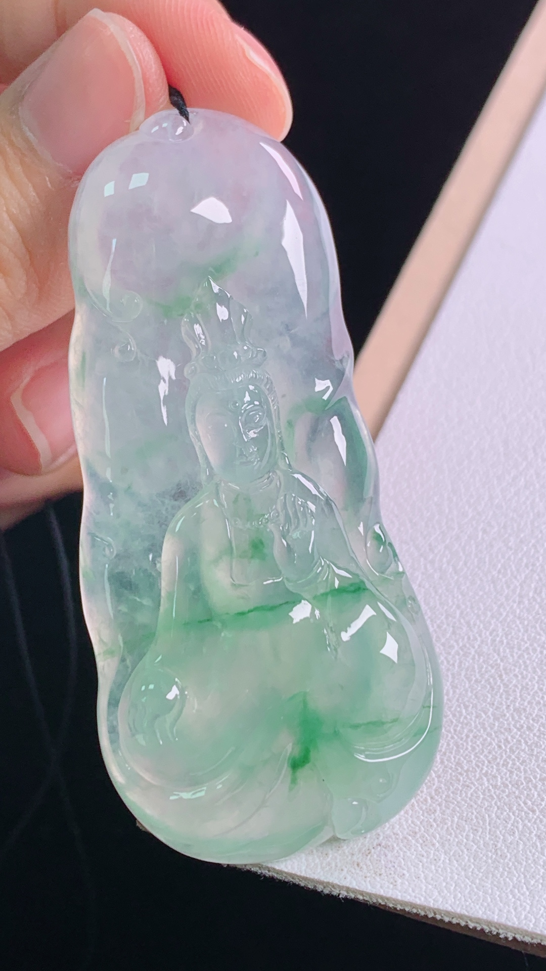 冰飘花观音花色灵动，冰清玉洁，无裂，尺寸:60.4-28.1-7.2mm 28