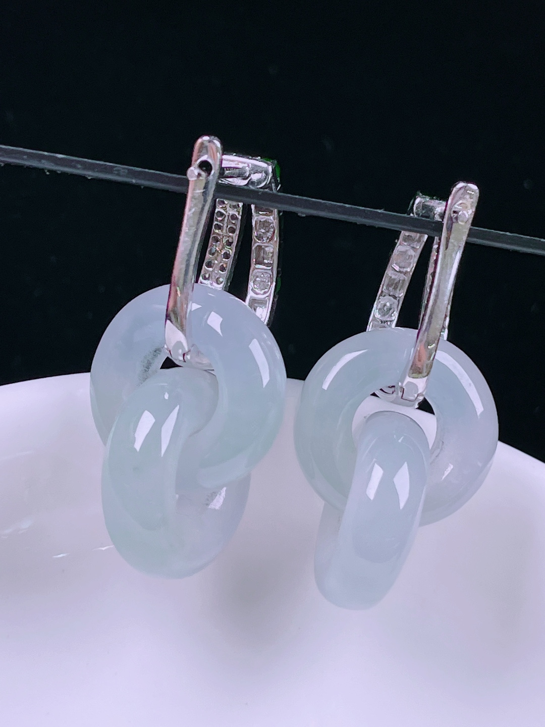 冰种耳坠，老种起光，细底通透，尺寸：31/15/5.3mm0601