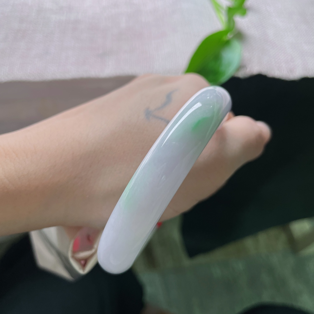 58.8/12.5/8.2，飘绿正圈，紫底作陪，优雅又有韵味，水头好，细润，有纹，ss53861a