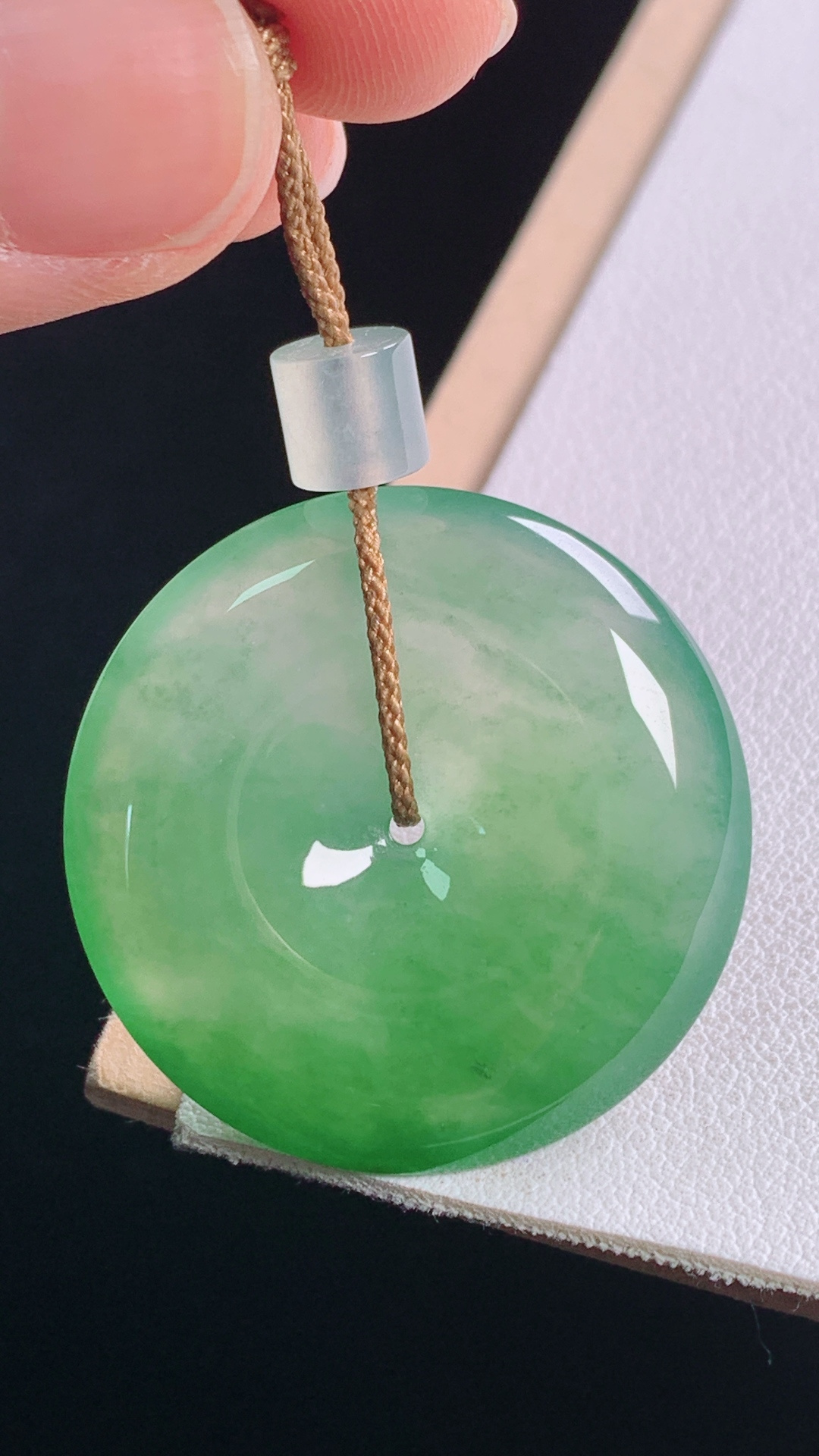 冰晴平安扣 种色俱佳，水润细腻，无裂 尺寸:31.7-5.8mm