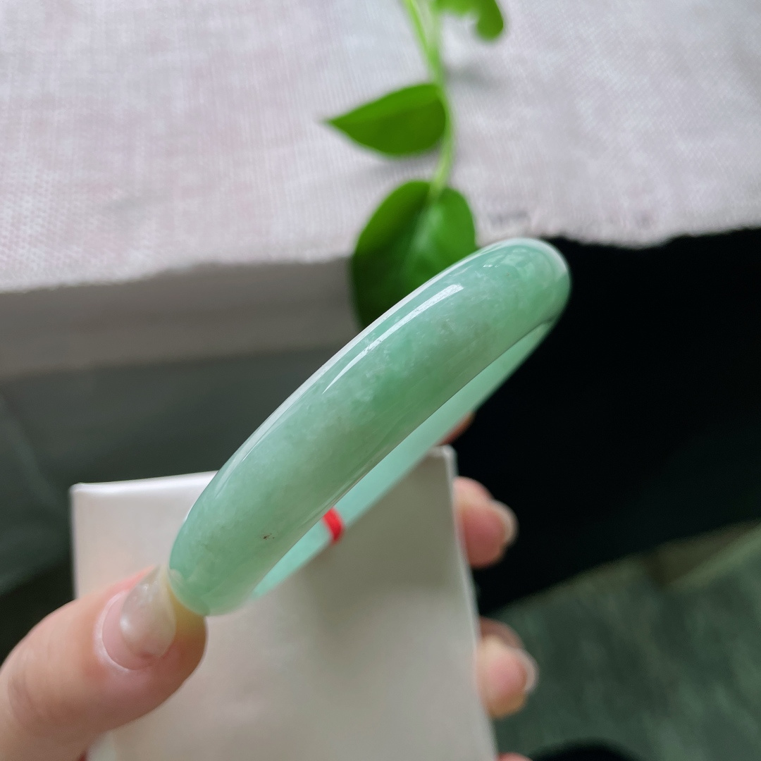 56.8/12.4/7.3，果绿底正圈，肉细种老，静女其姝，佩戴柔美动人，无裂，ss53751a