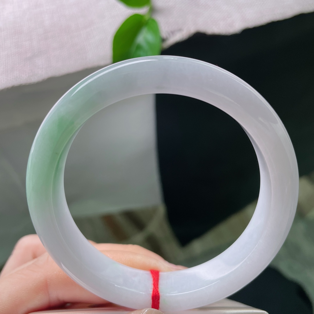 57.7/12.3/8.4，淡紫淡绿正圈，底子柔润细腻，干净清爽，淡雅倾心，有纹，ss53841a