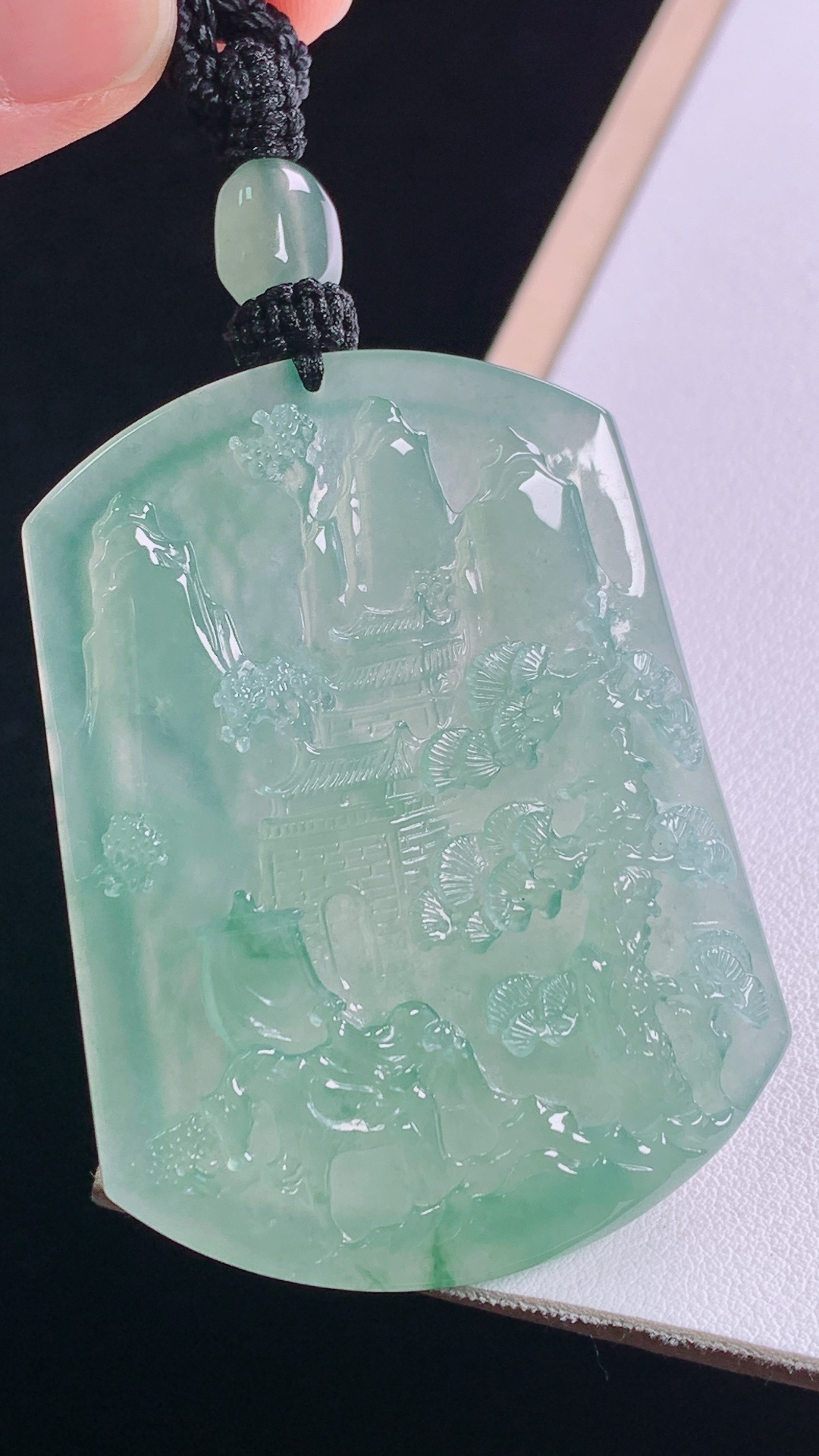 冰晴山水牌 种色俱佳，水润清爽，无裂 尺寸:56.4-42.8-7.3mm 29