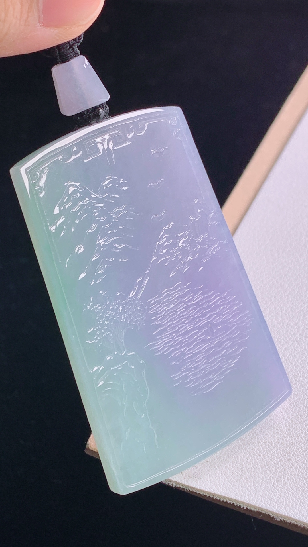 春彩山水牌 色彩丰富，底子细腻，无裂 尺寸:63.1-39.8-5.2mm 29