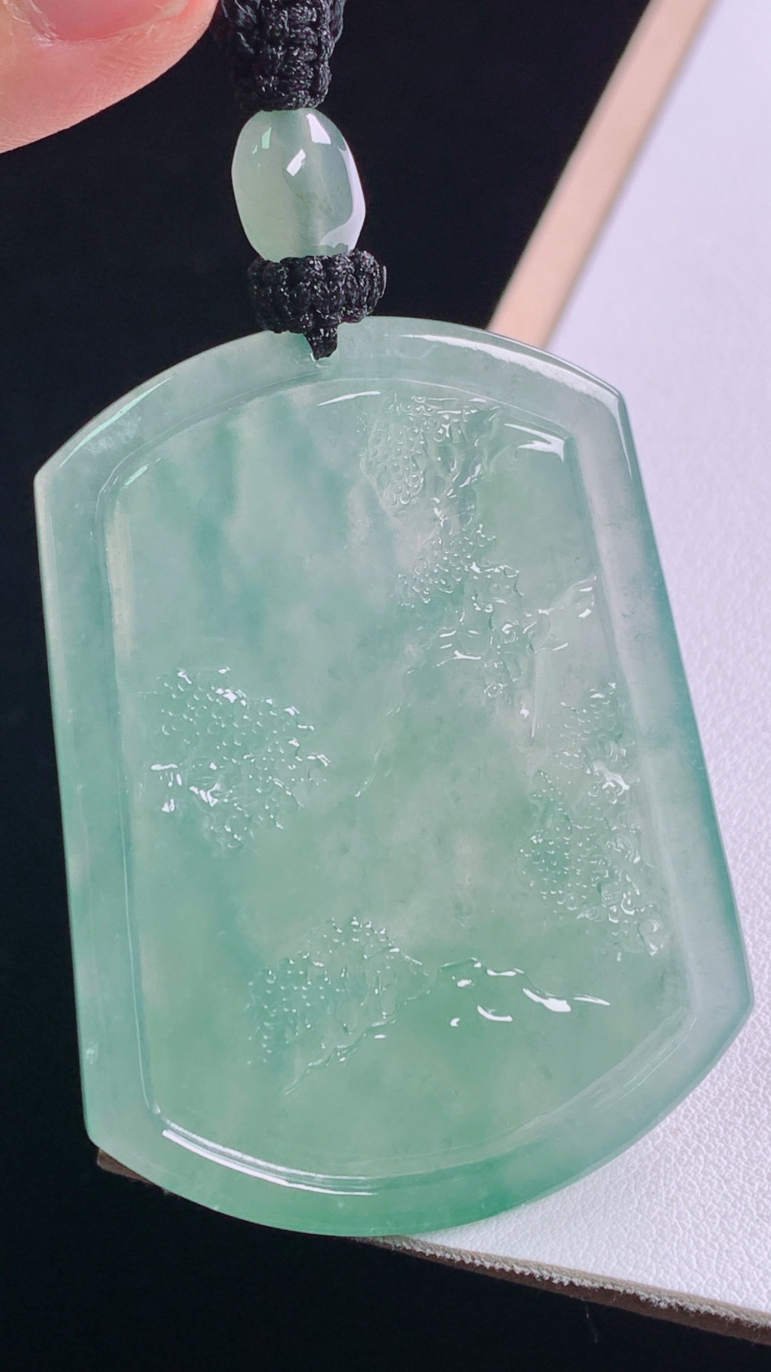 冰晴山水牌 种色俱佳，水润清爽，无裂 尺寸:56.4-42.8-7.3mm 29