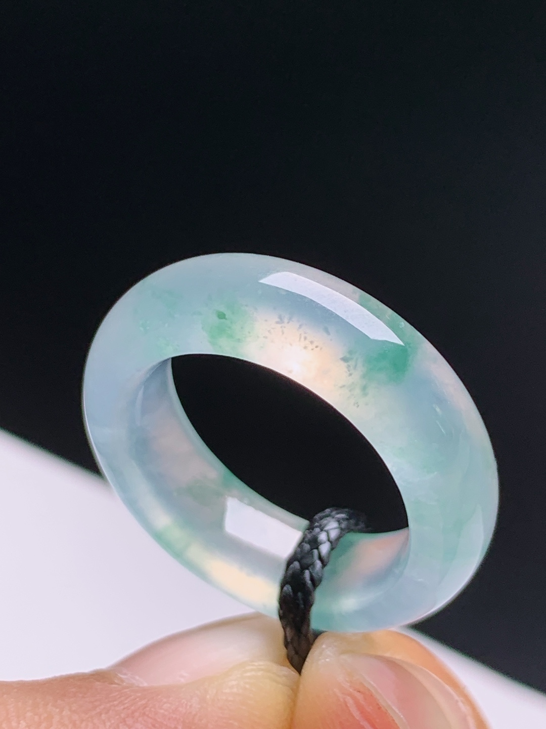 高冰飘花戒圈，冰润清透阳绿点缀，温婉轻奢别致吸睛 裸石23.7-6.5-3.9 圈口12 080529