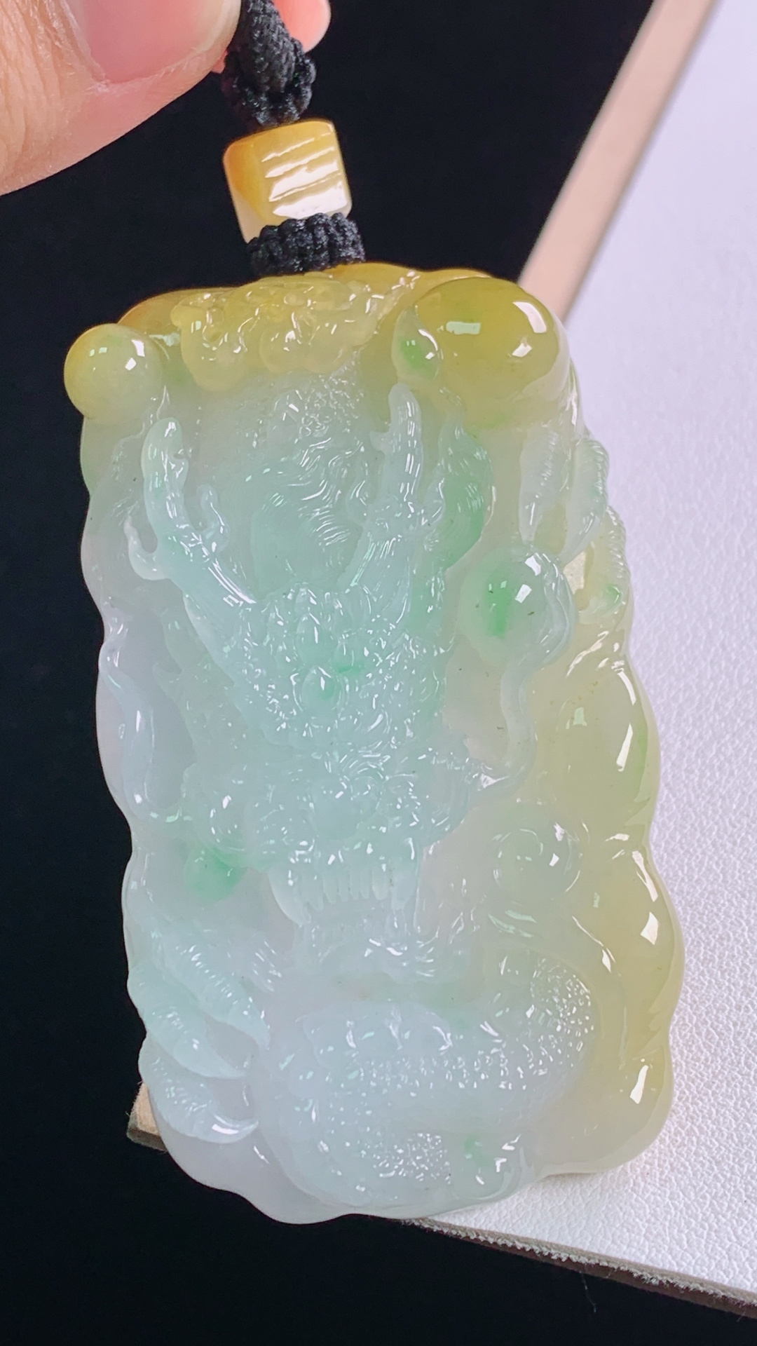 黄翡龙牌 天然黄翡，雕工精湛，霸气，无裂 尺寸:66.5-38.7-11.8mm 29