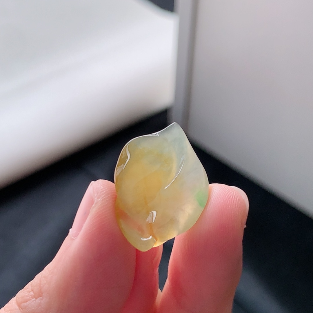 冰黄挂件 底子细腻莹润，品相喜悦，佩戴清新优雅 货号98531，24.6-17.3-5.7