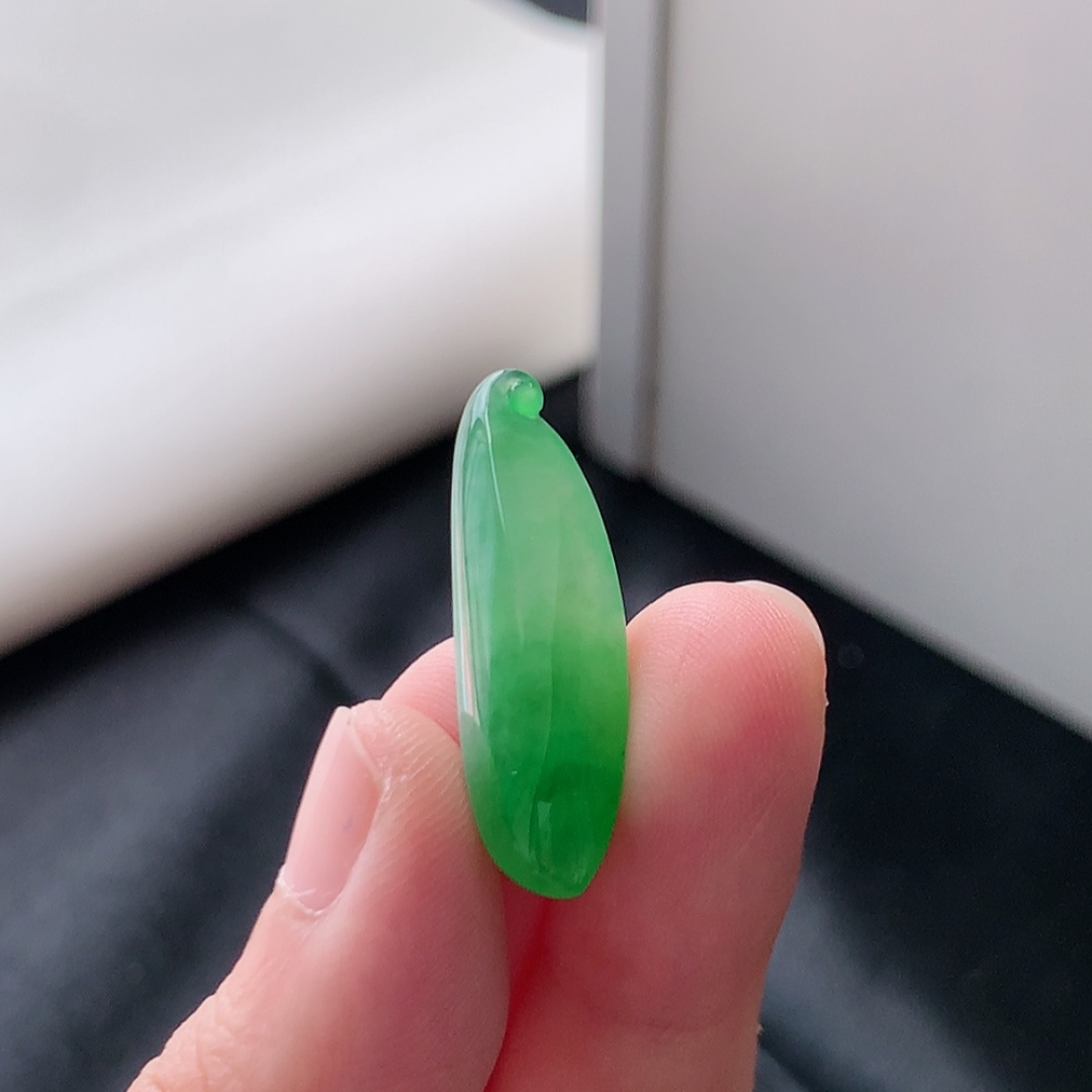 冰阳绿福瓜挂件，无裂厚装，翠色鲜阳，佩戴简约大方，货号98531，30.3-9.2-4.9