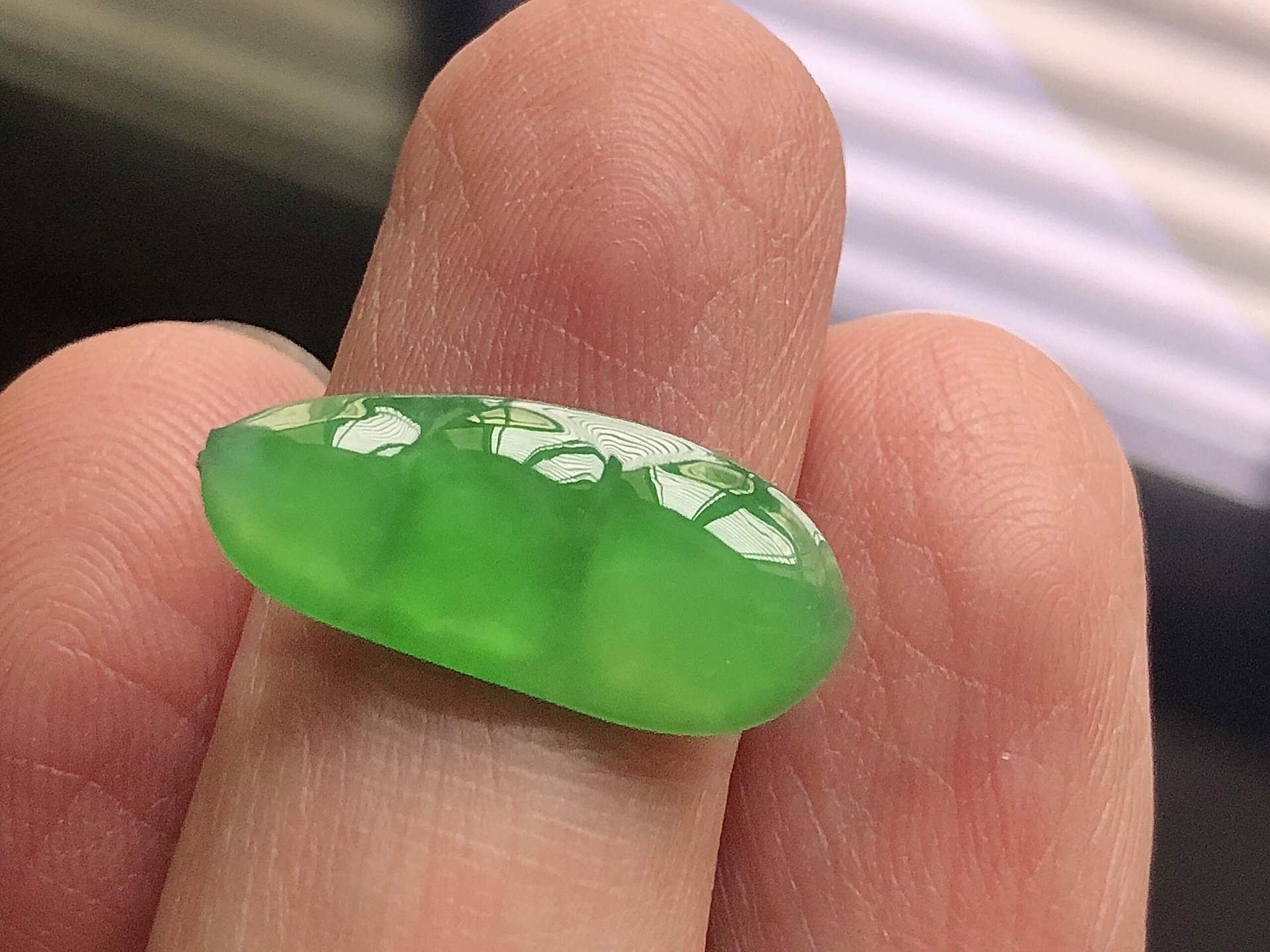 ️ 冰种阳绿福豆，色泽艳阳，通透水润，玉质细腻，夺目迷人，镶嵌效果，品相，无裂，尺寸20.5*8.