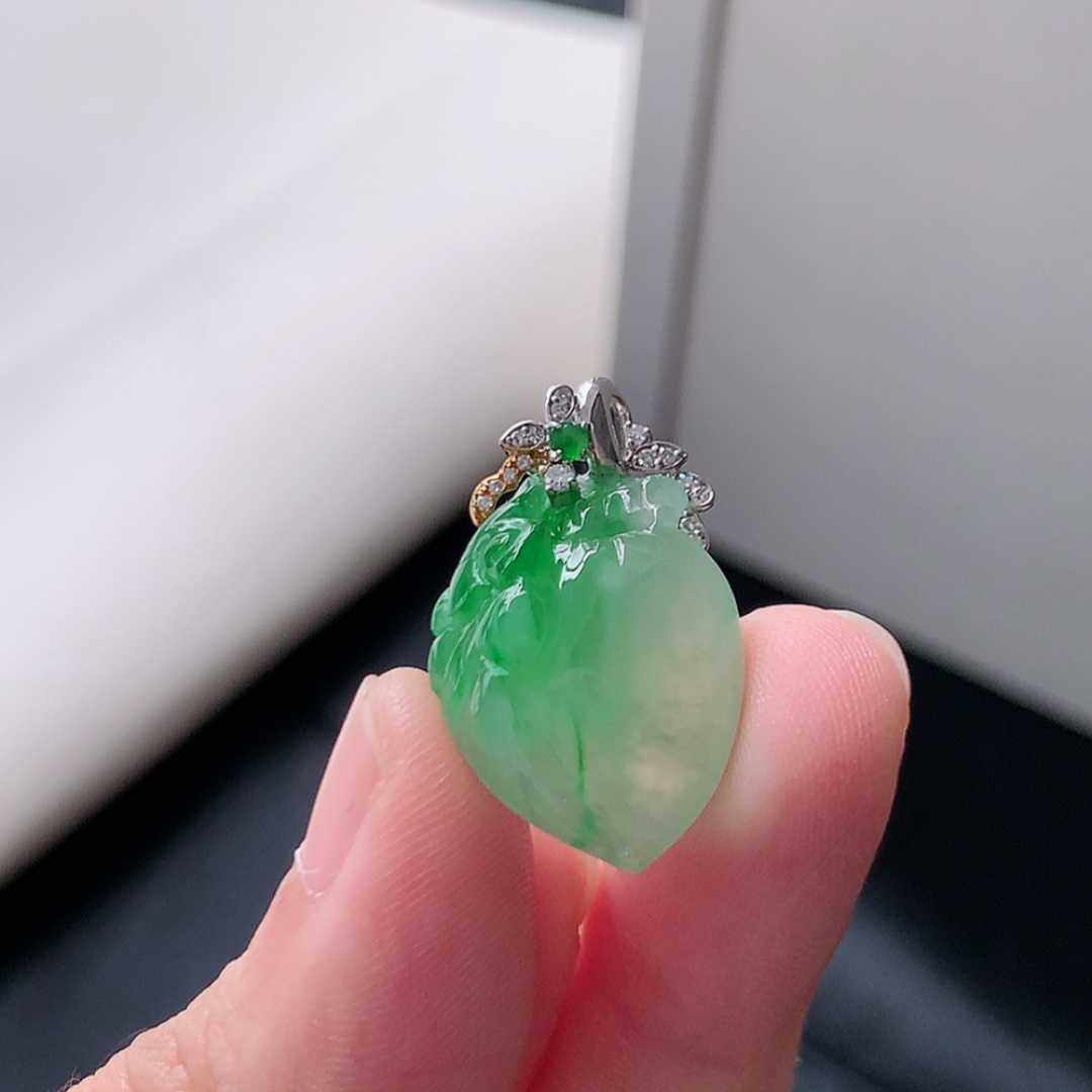 冰飘绿吊坠。翠色明媚，种老水润细腻，佩戴精致气质 货号18530，19.9-15.8-9.1