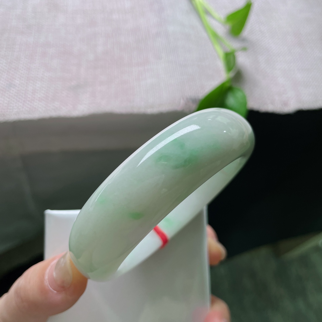 56.9/19.4/9.7，飘绿正圈，宽版轮胎镯，独具特色，水润细腻，无裂，ss53744a